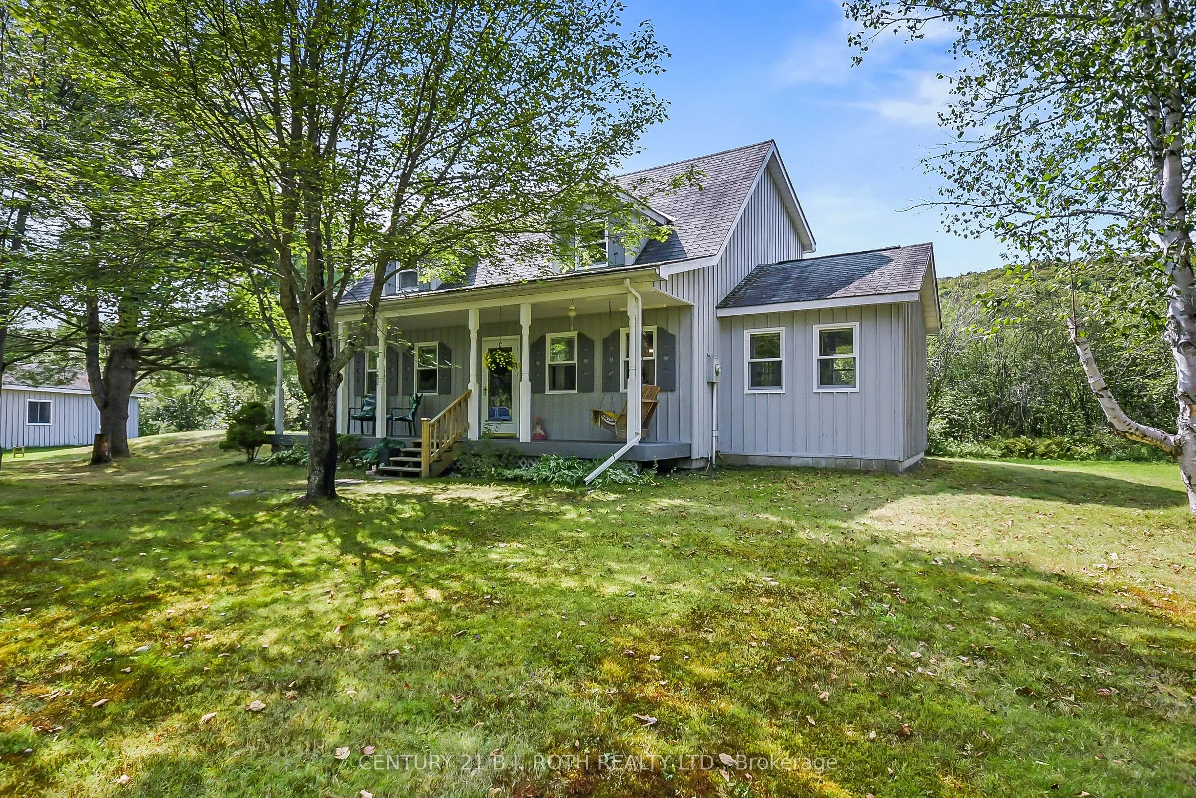 1048 Old North Road N