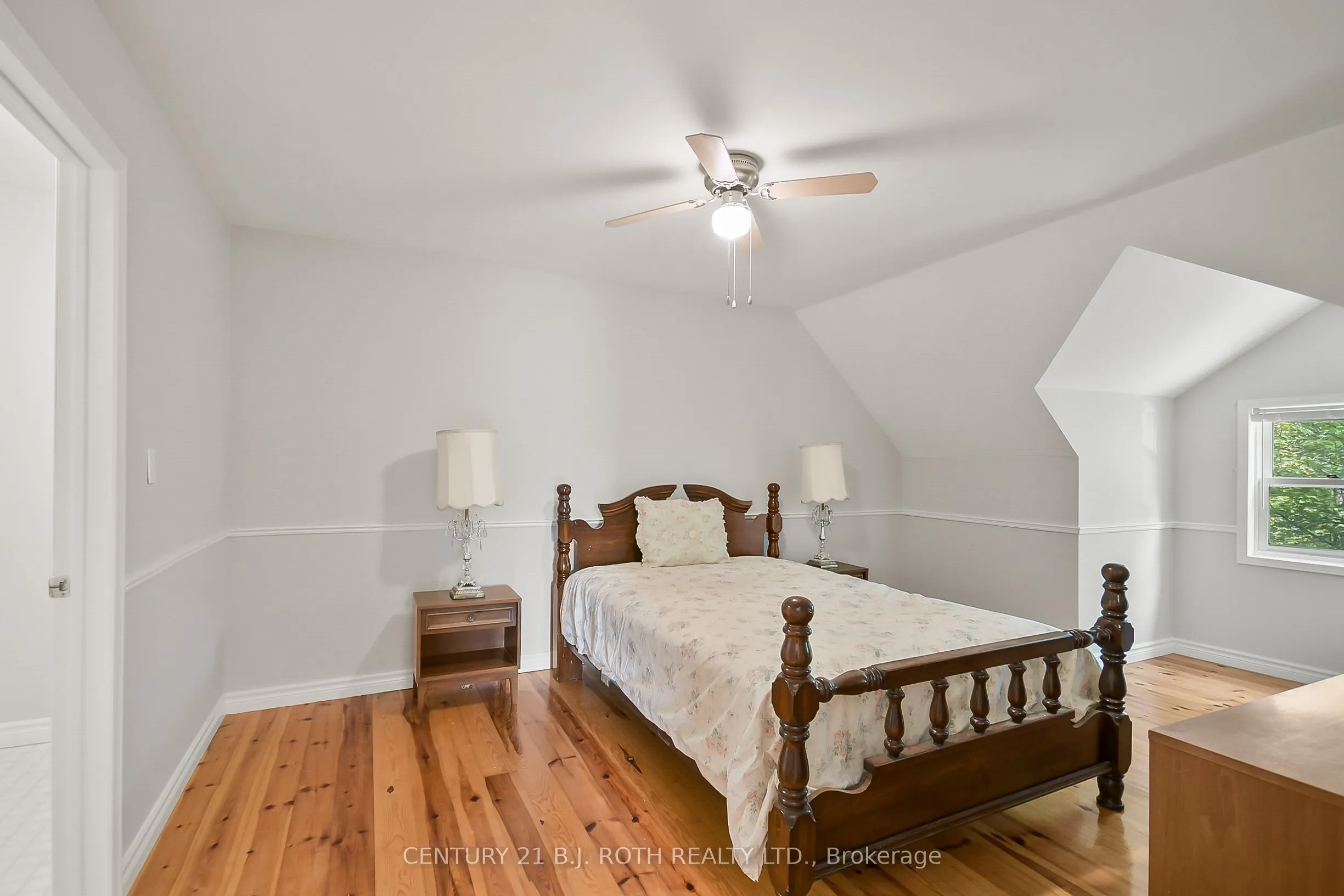 1048 Old North Road N