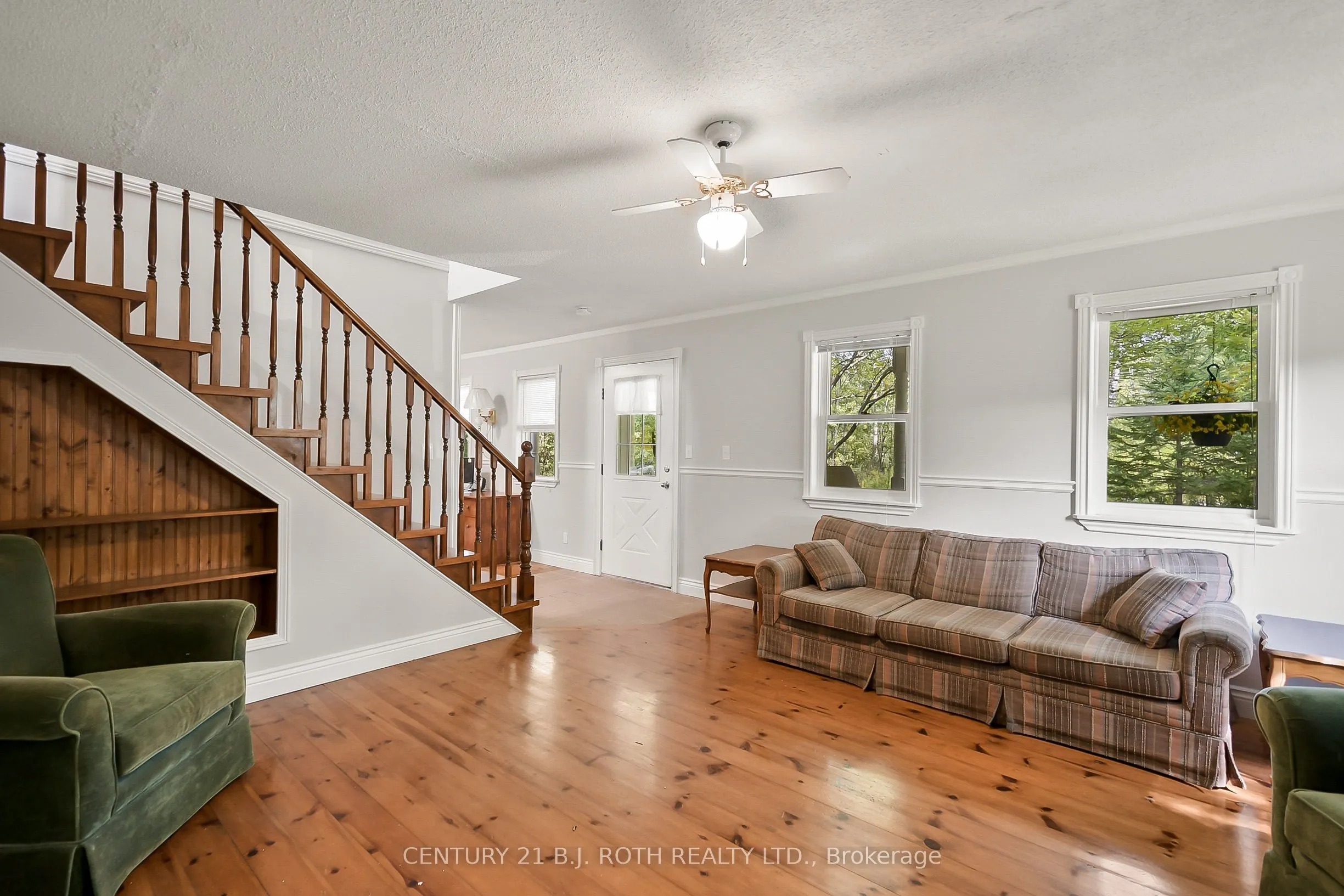 1048 Old North Road N
