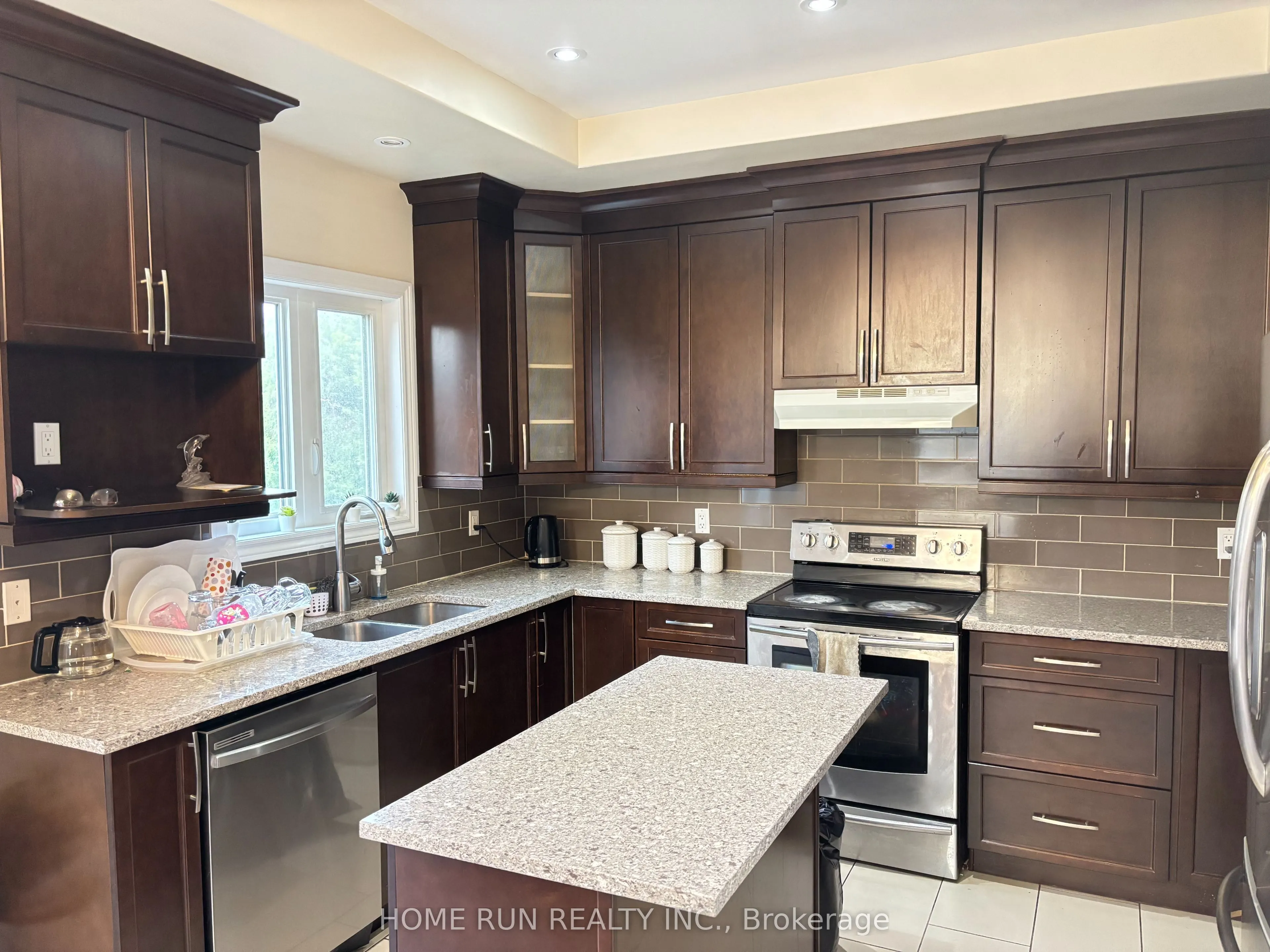 439 LANDSWOOD Way