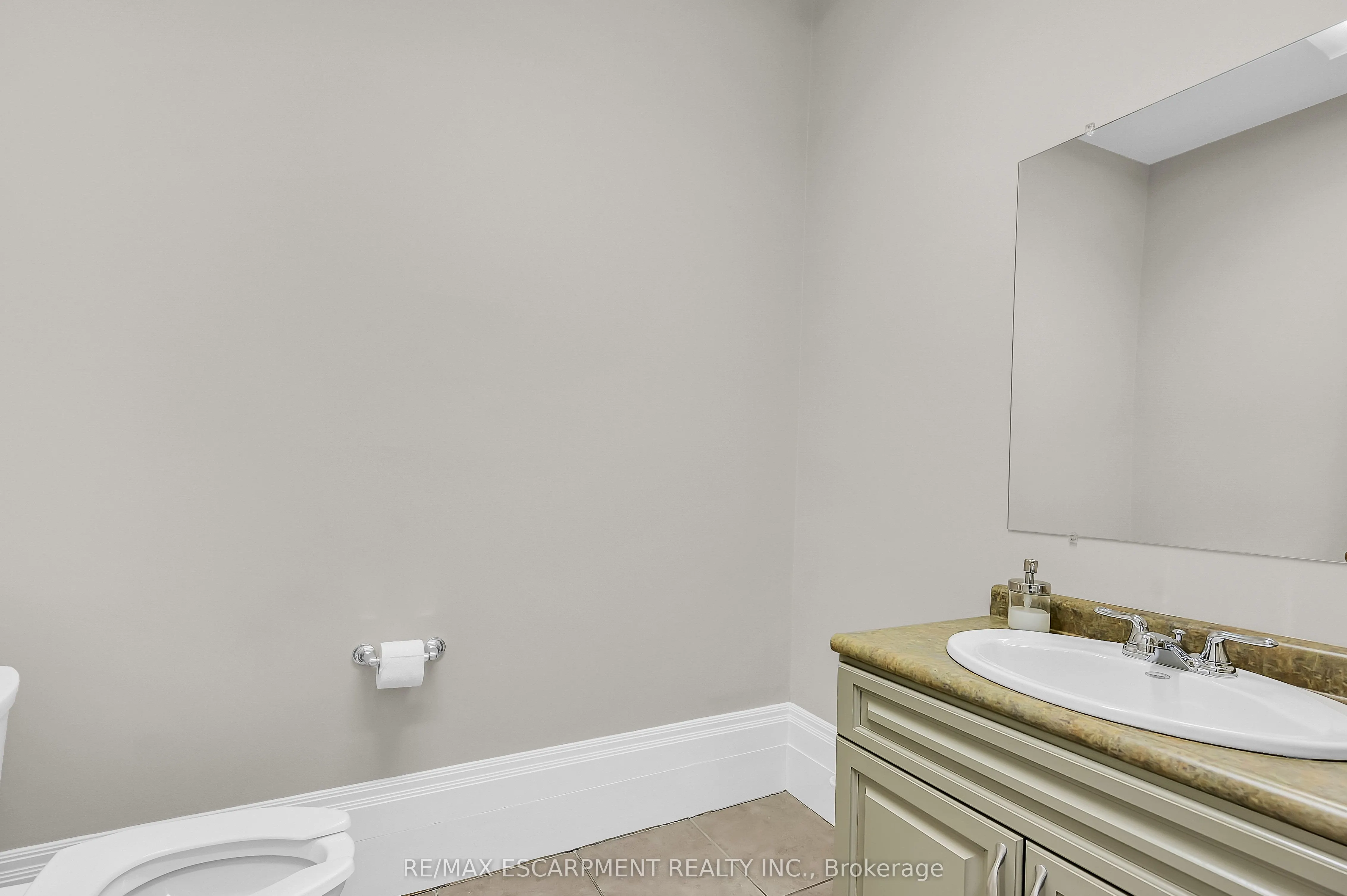 235 QUEEN Street S