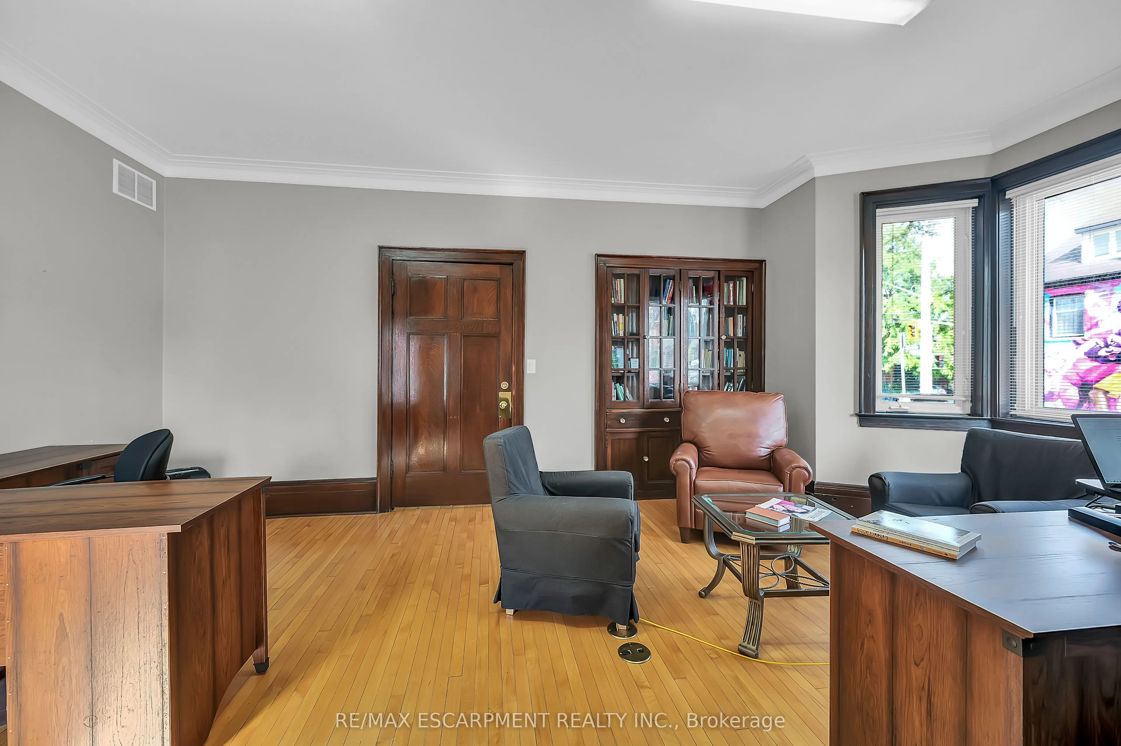 235 QUEEN Street S