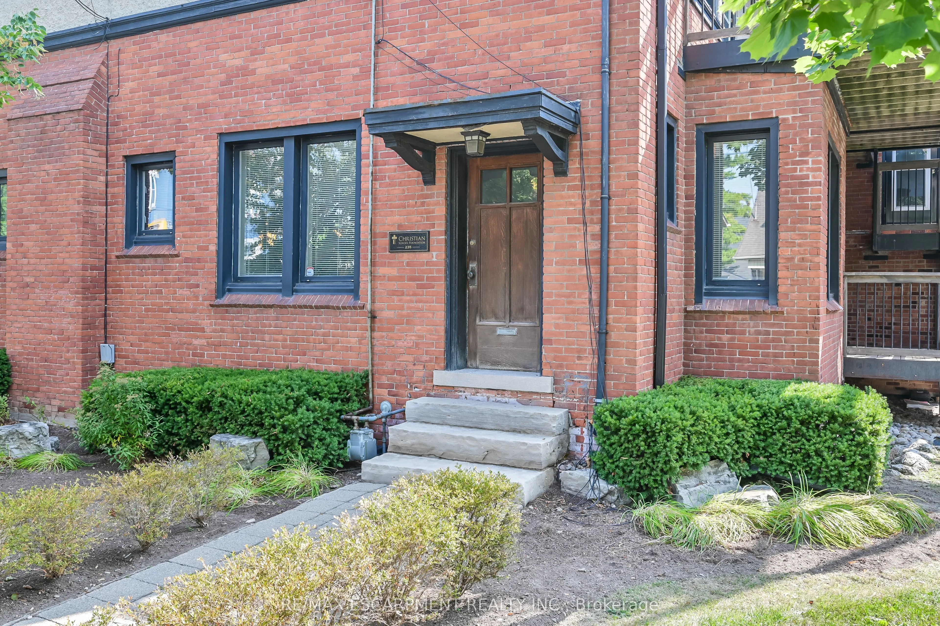 235 QUEEN Street S