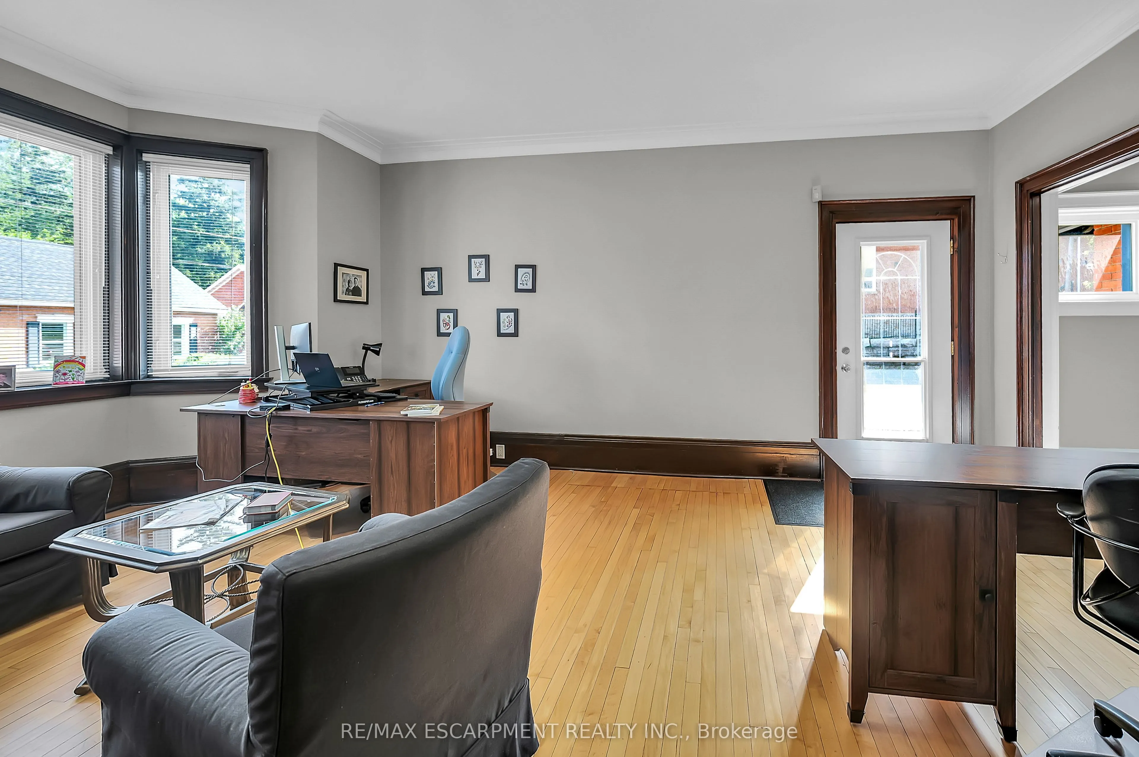 235 QUEEN Street S
