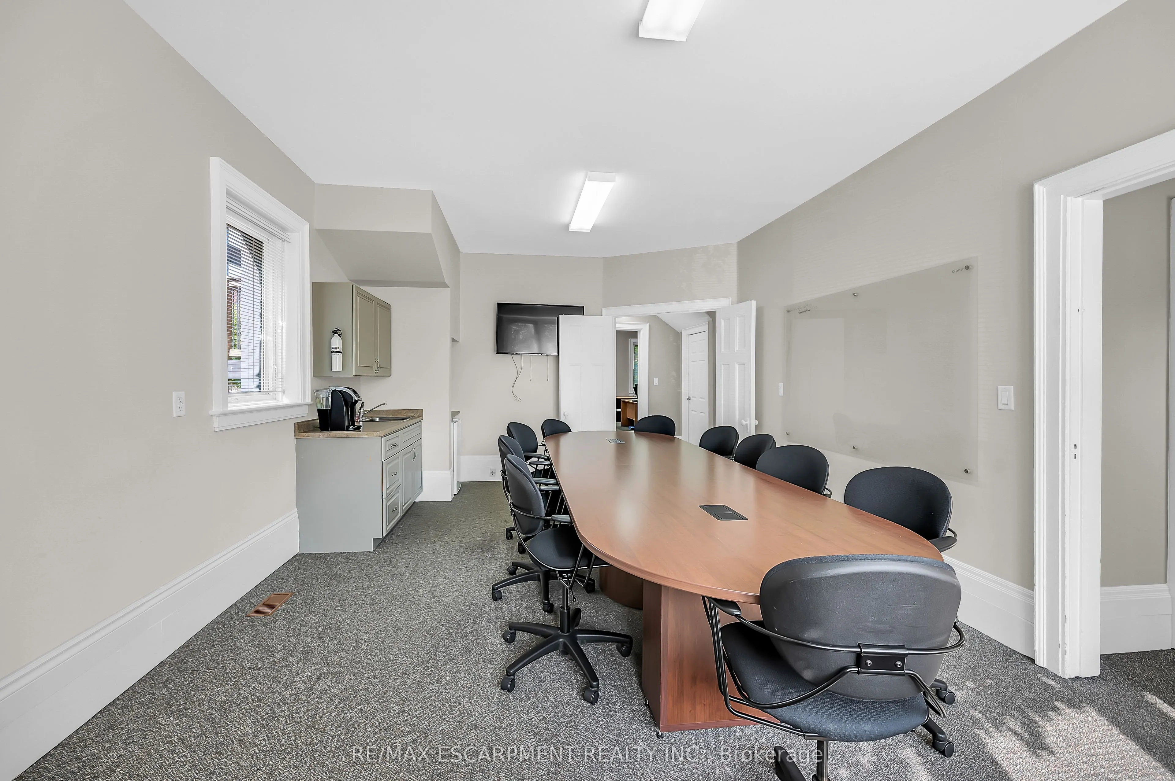 235 QUEEN Street S