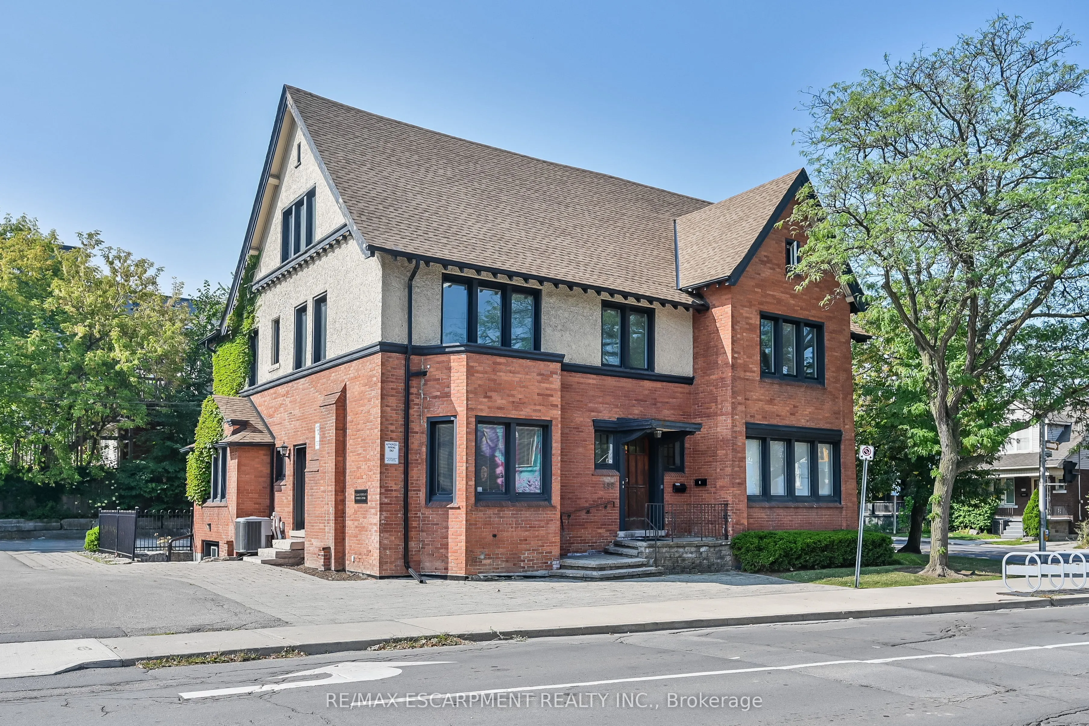235 QUEEN Street S