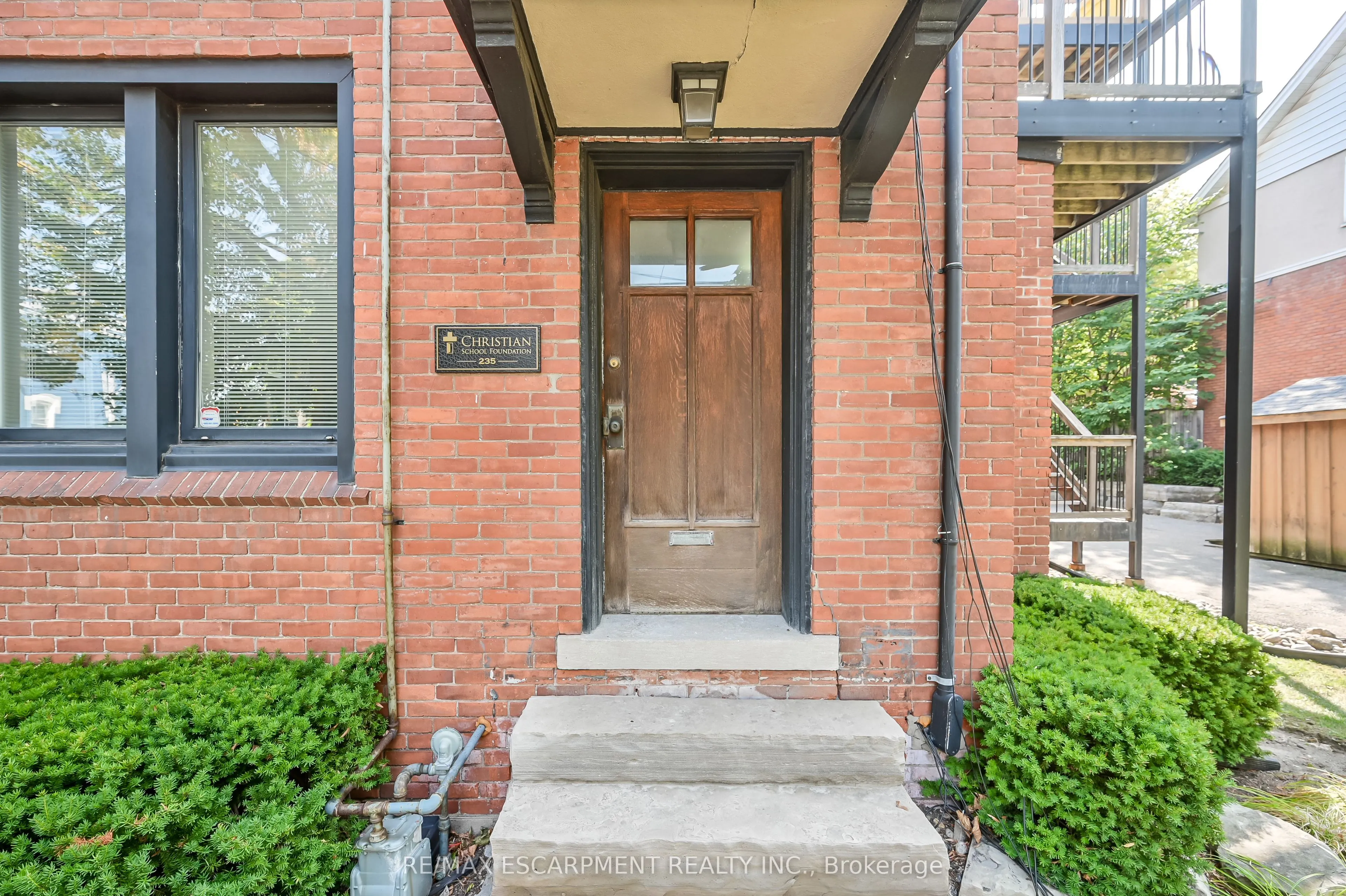 235 QUEEN Street S