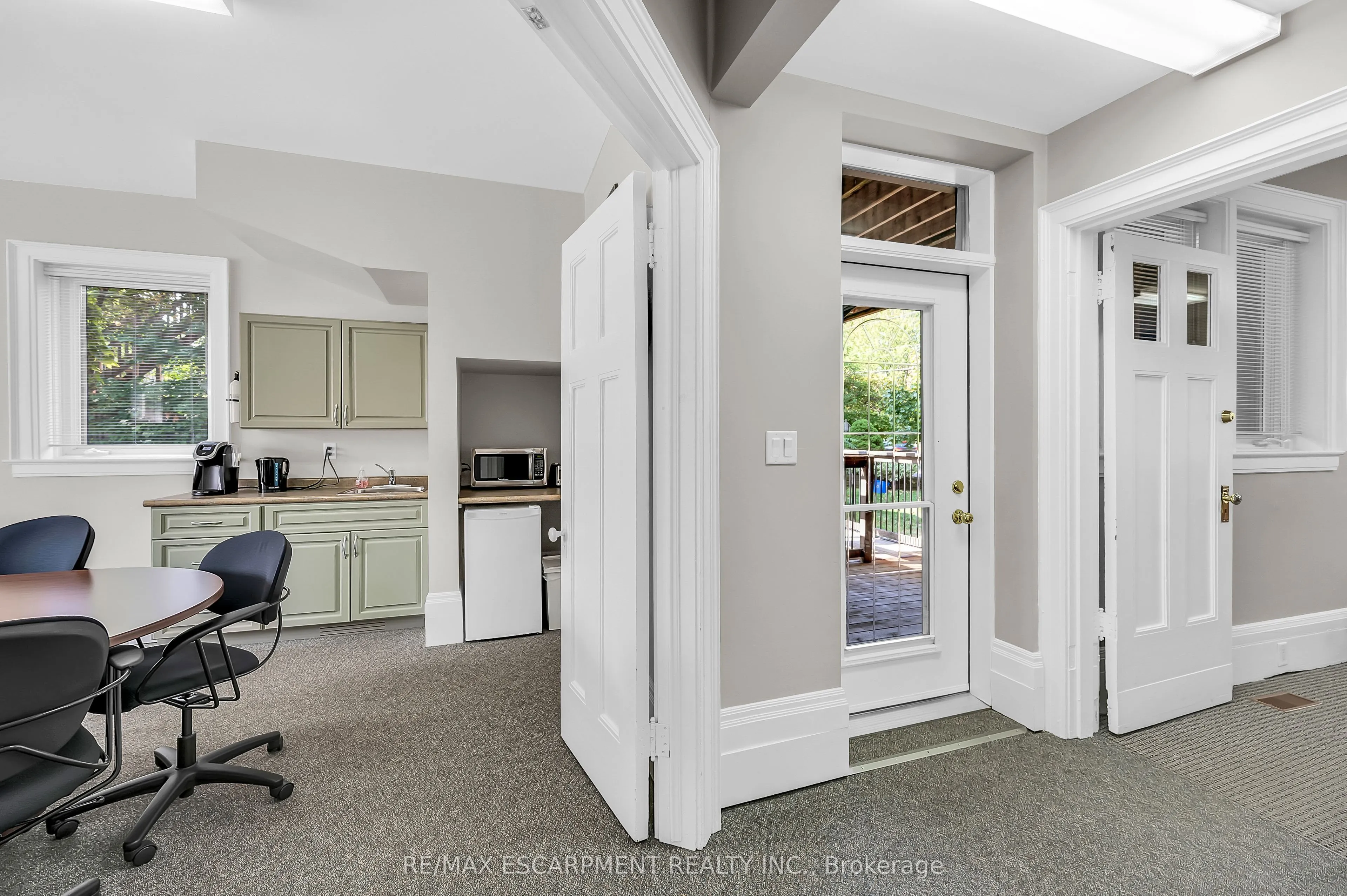 235 QUEEN Street S