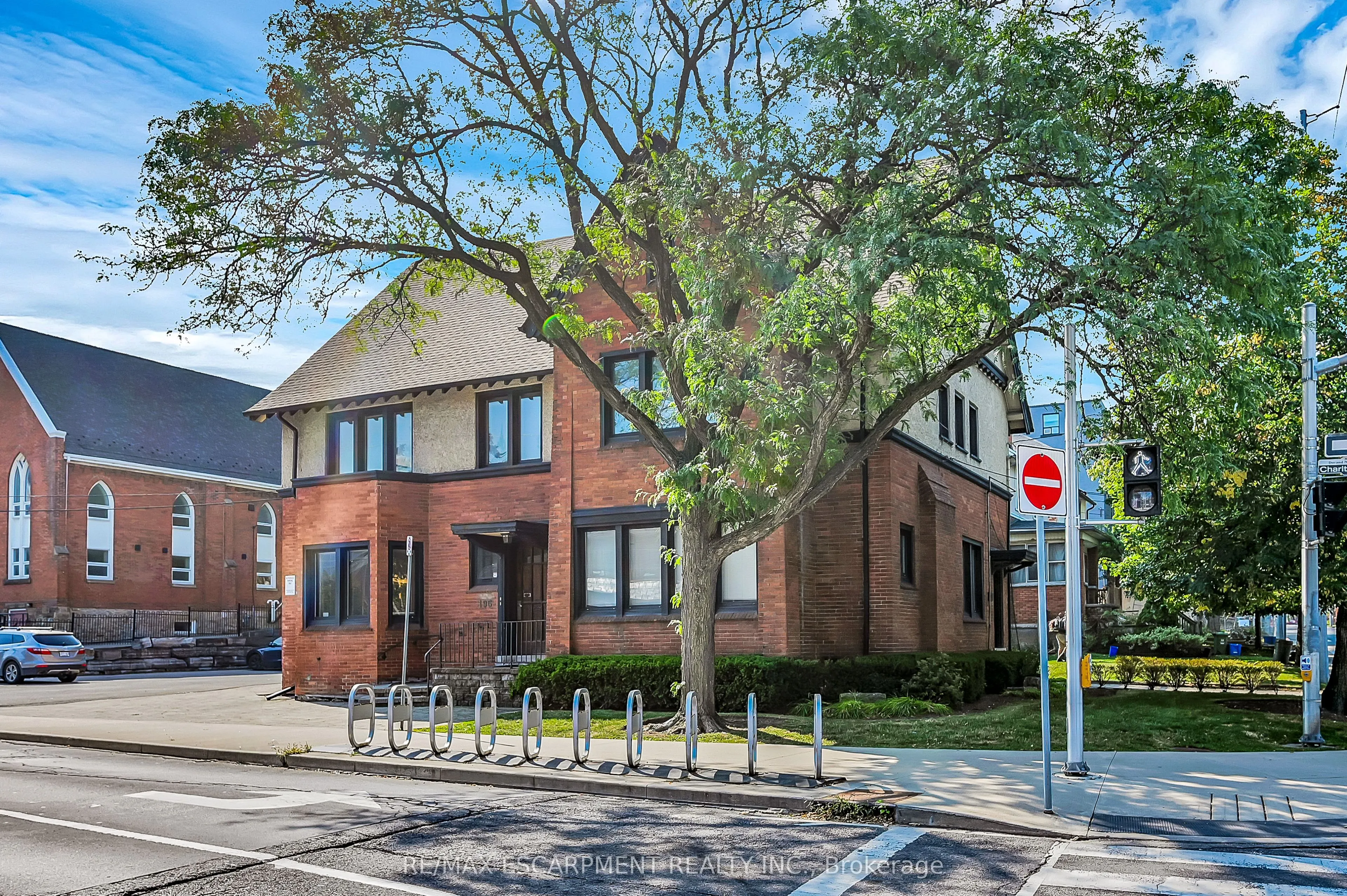 235 QUEEN Street S