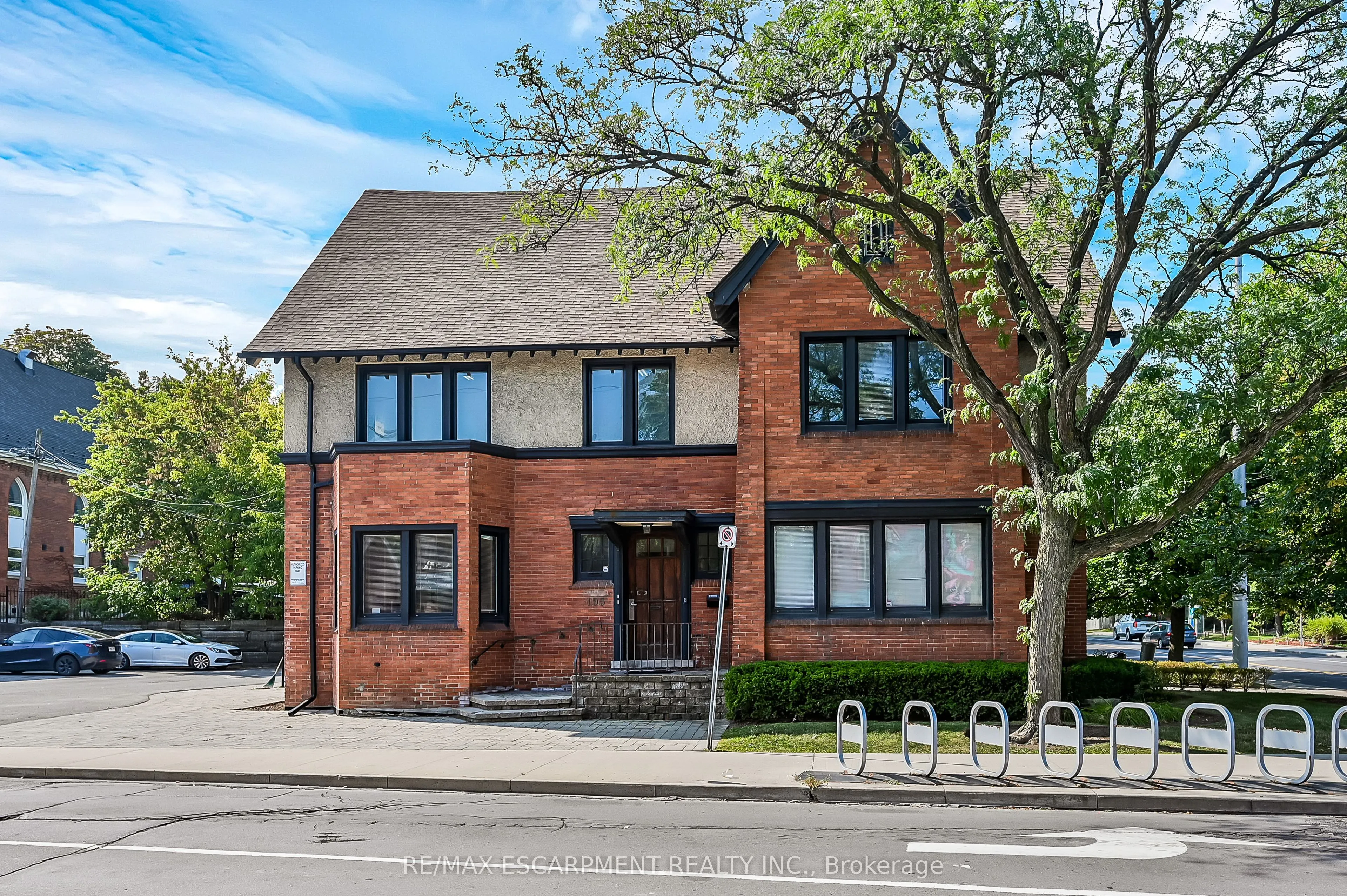 235 QUEEN Street S