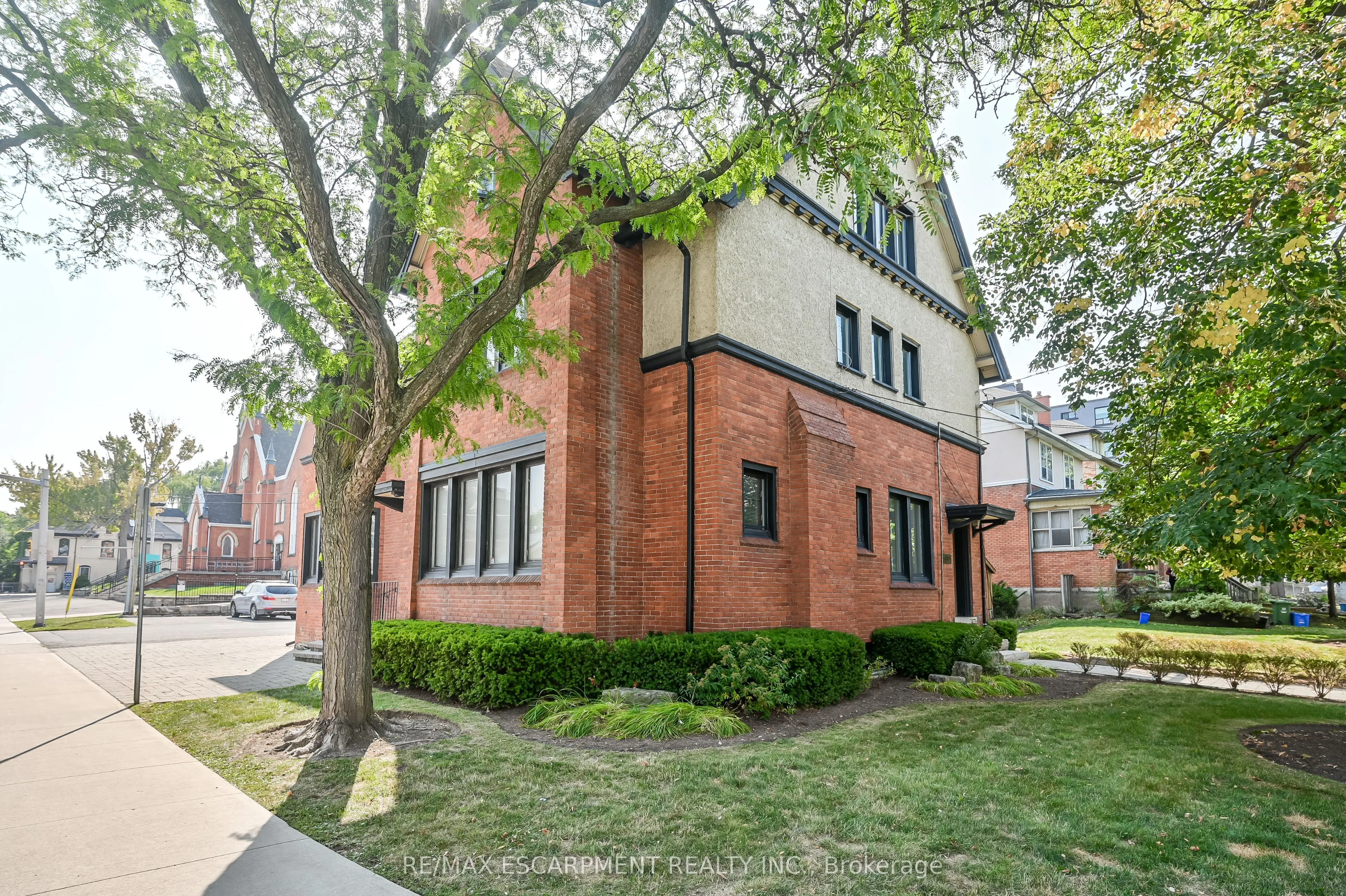 235 QUEEN Street S