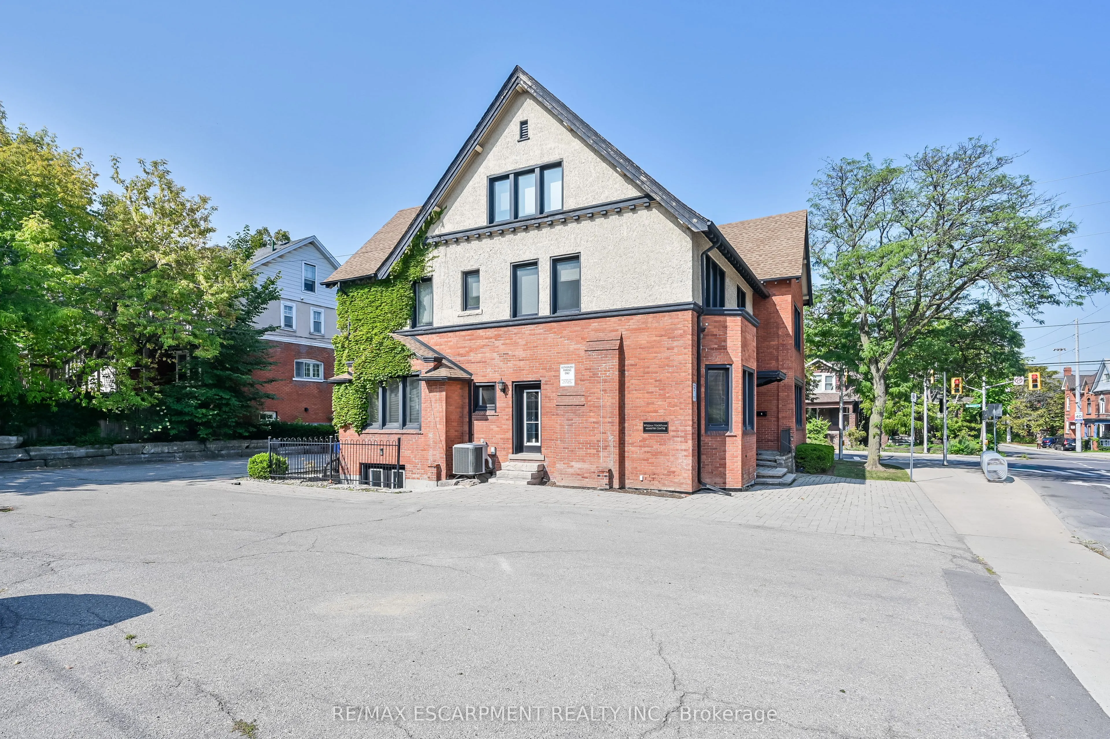 235 QUEEN Street S