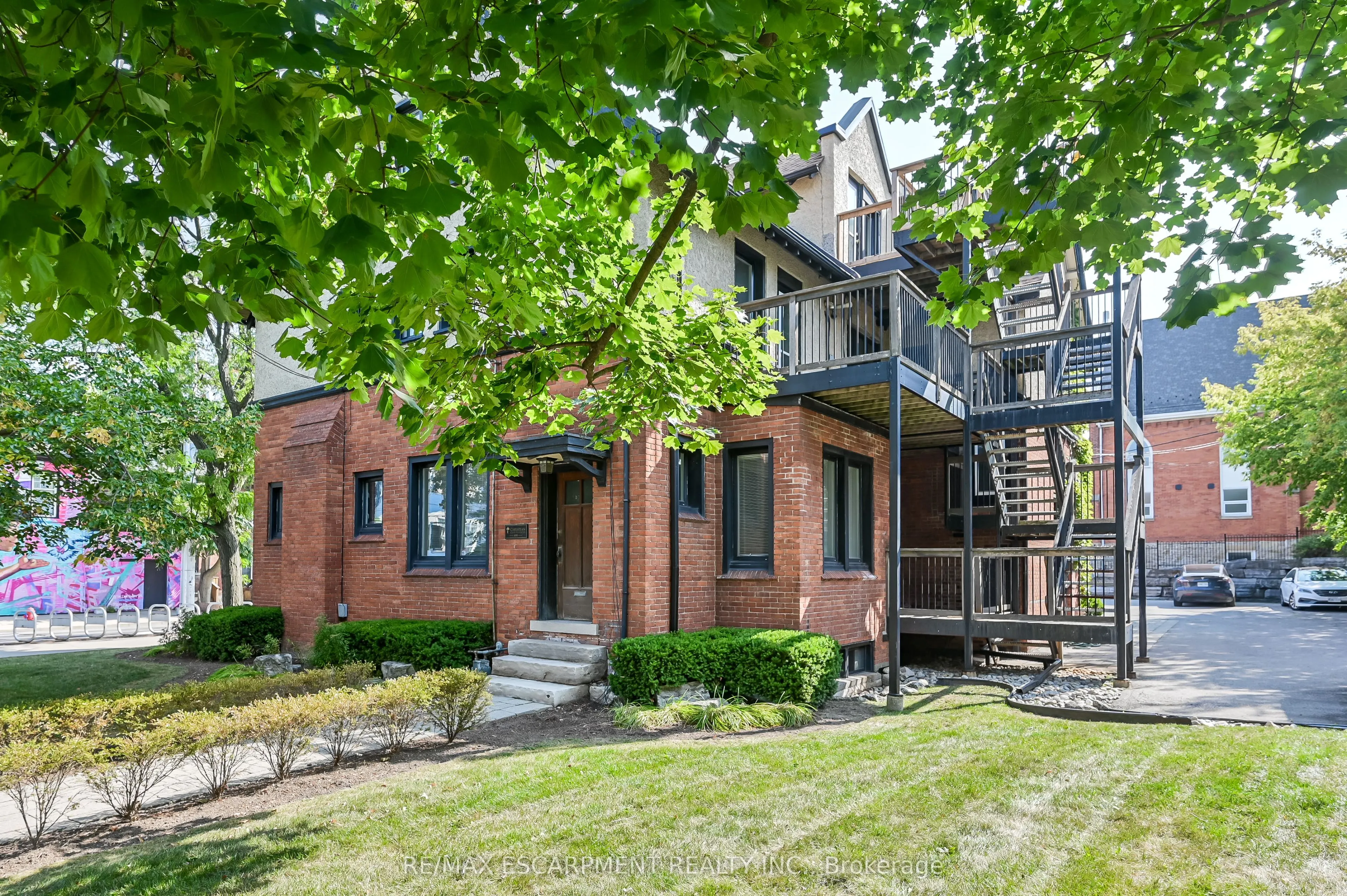 235 QUEEN Street S