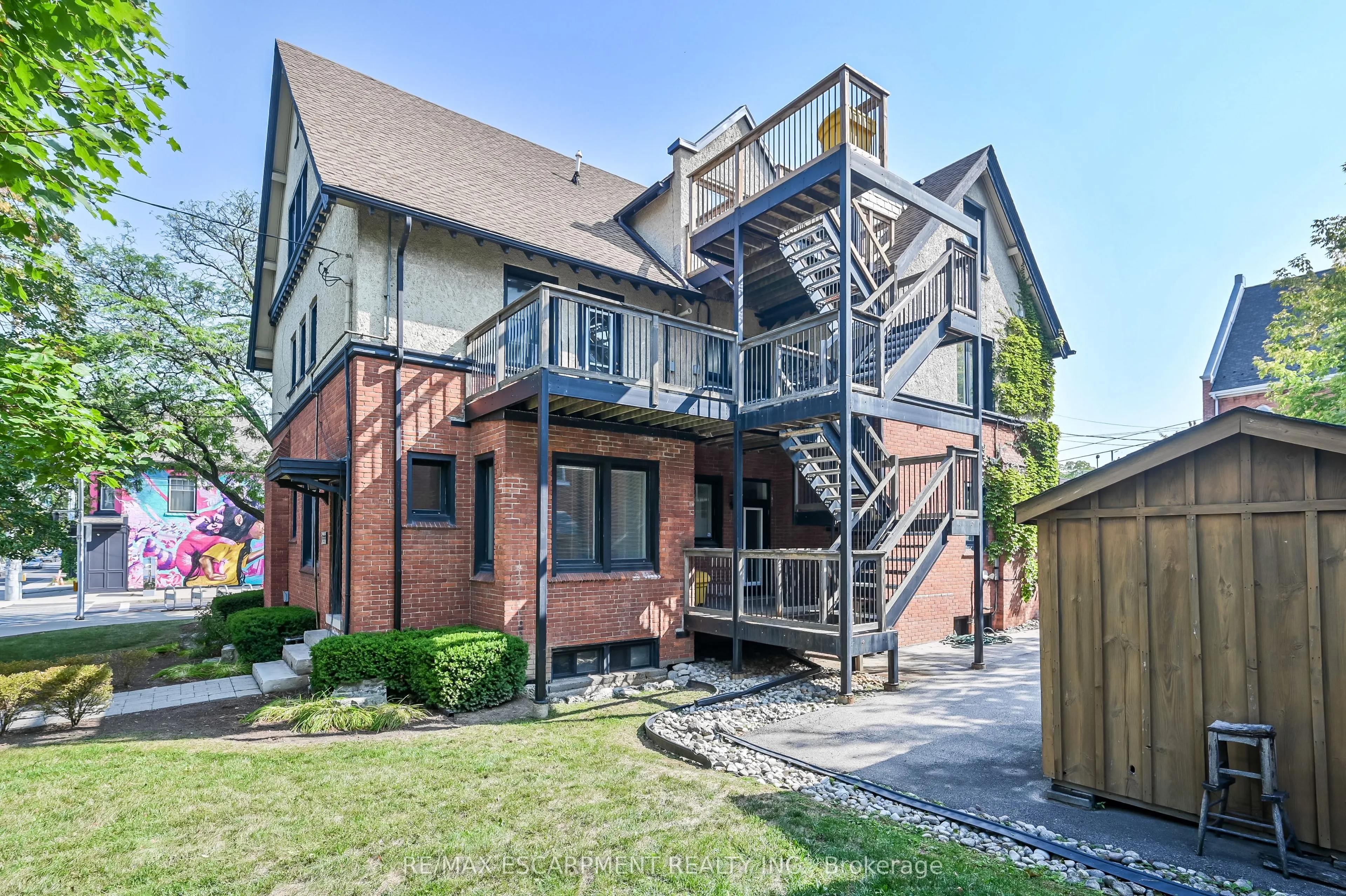 235 QUEEN Street S