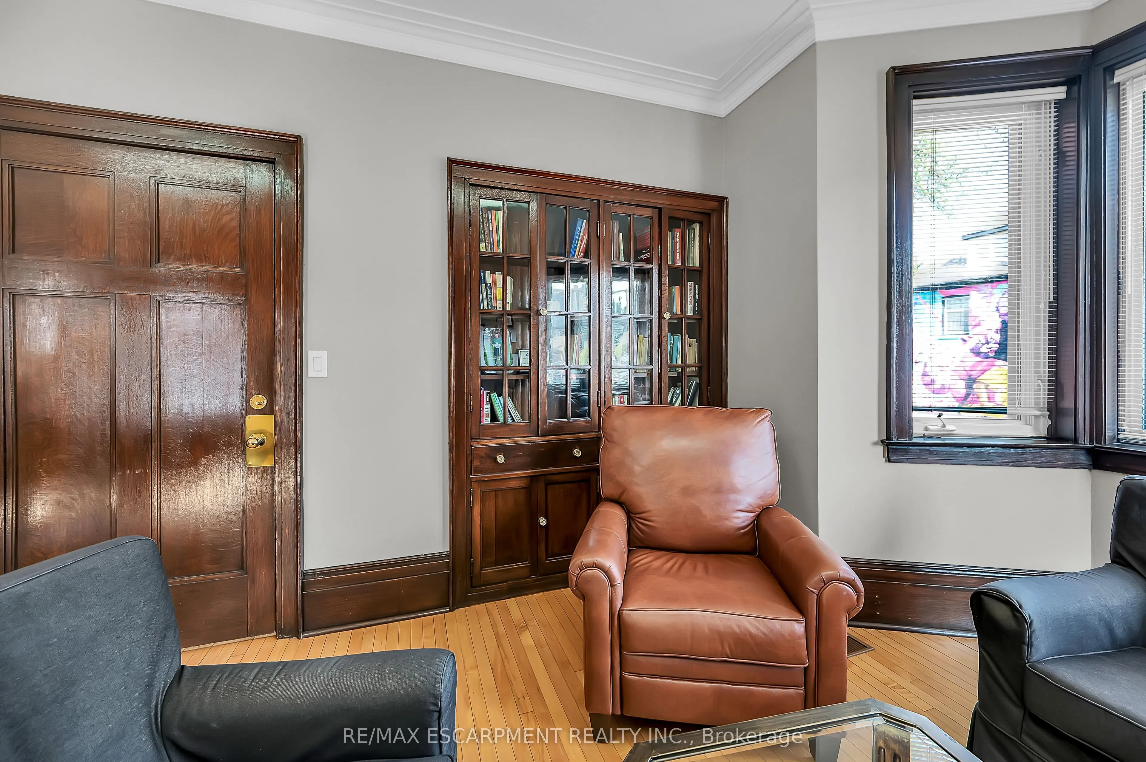 235 QUEEN Street S