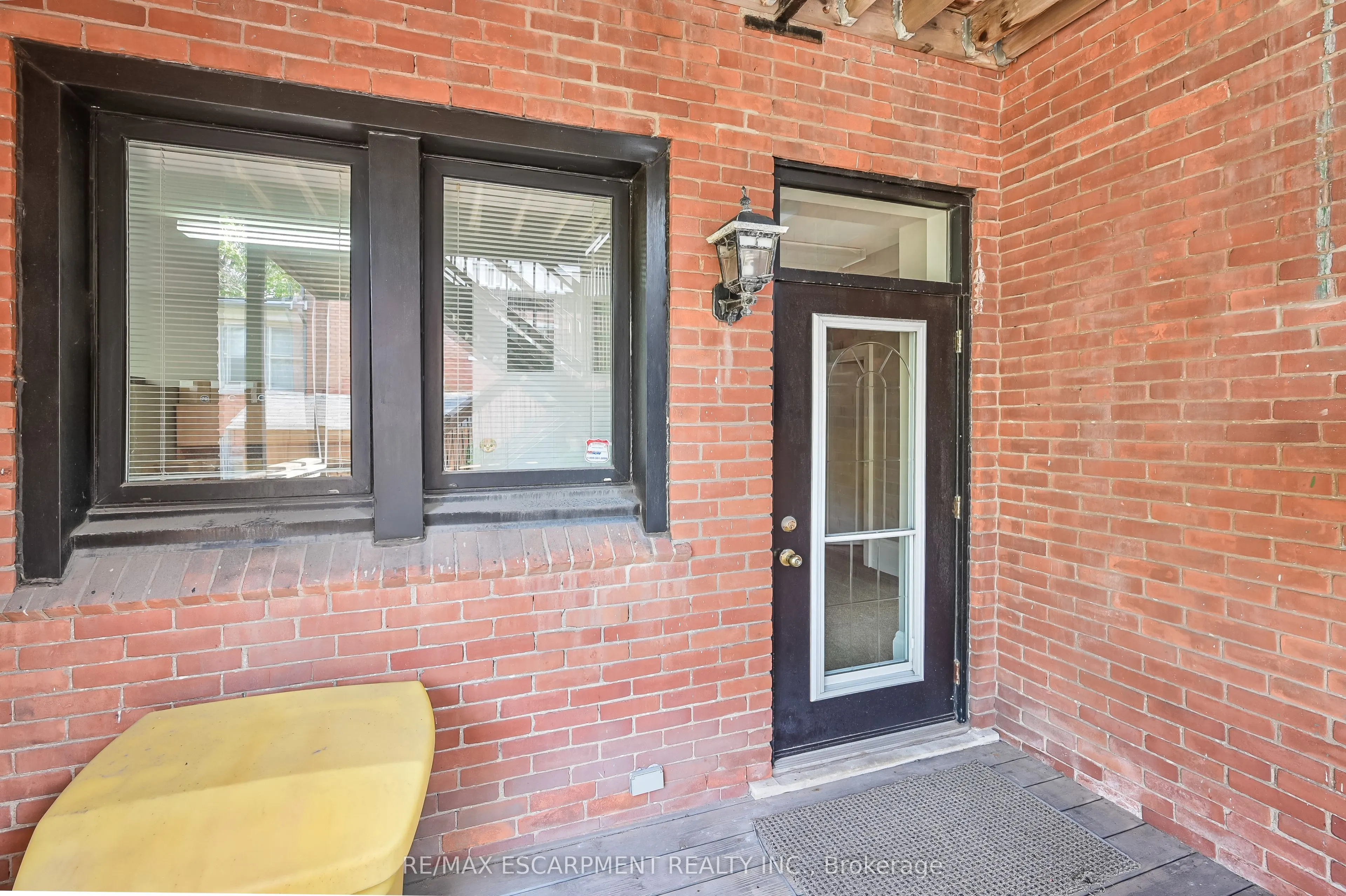 235 QUEEN Street S