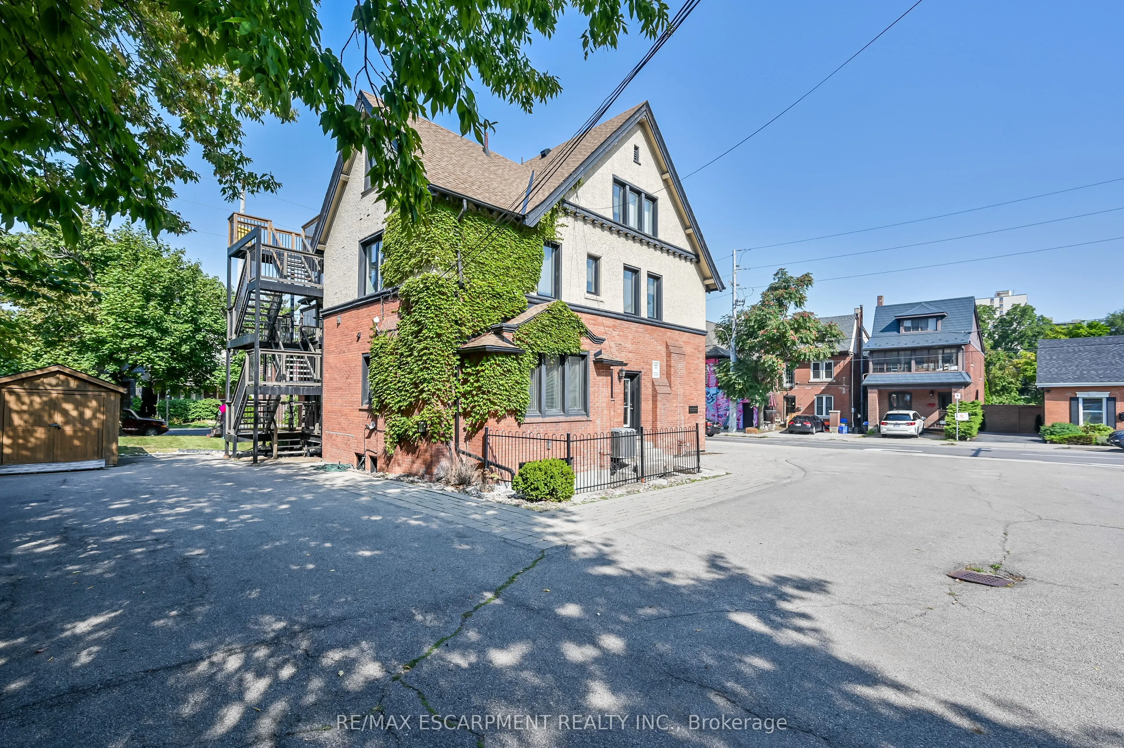 235 QUEEN Street S