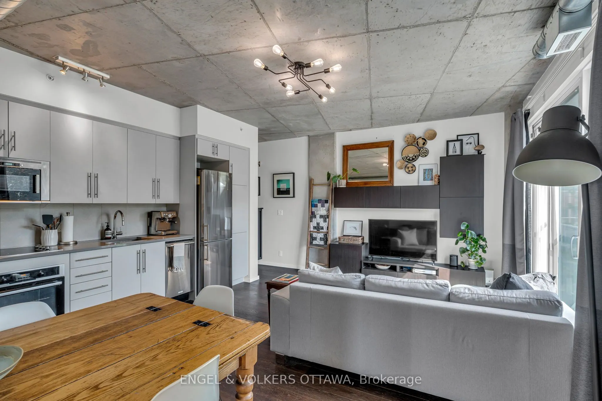 1000 WELLINGTON Street W, #210