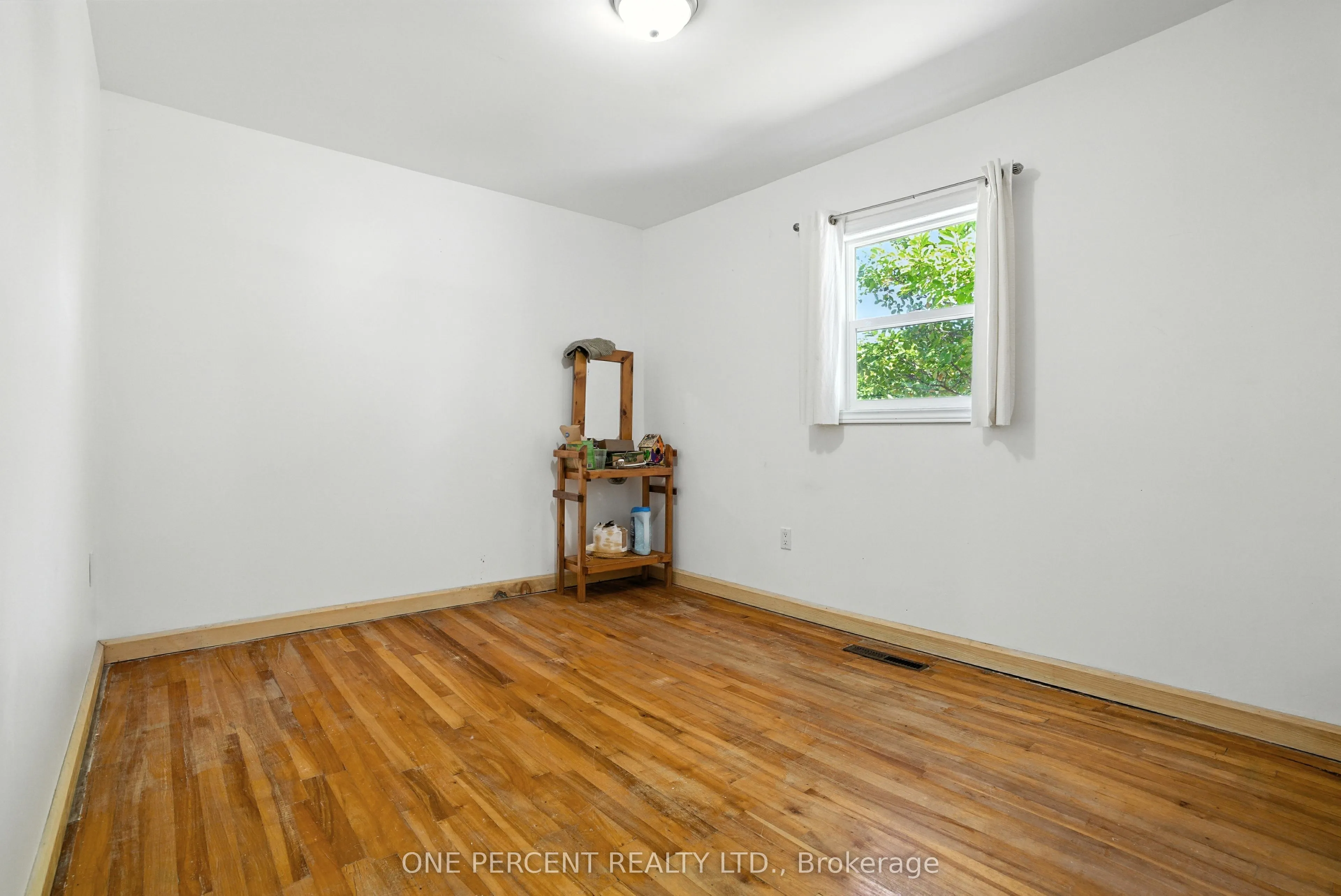 279 Anna Avenue W