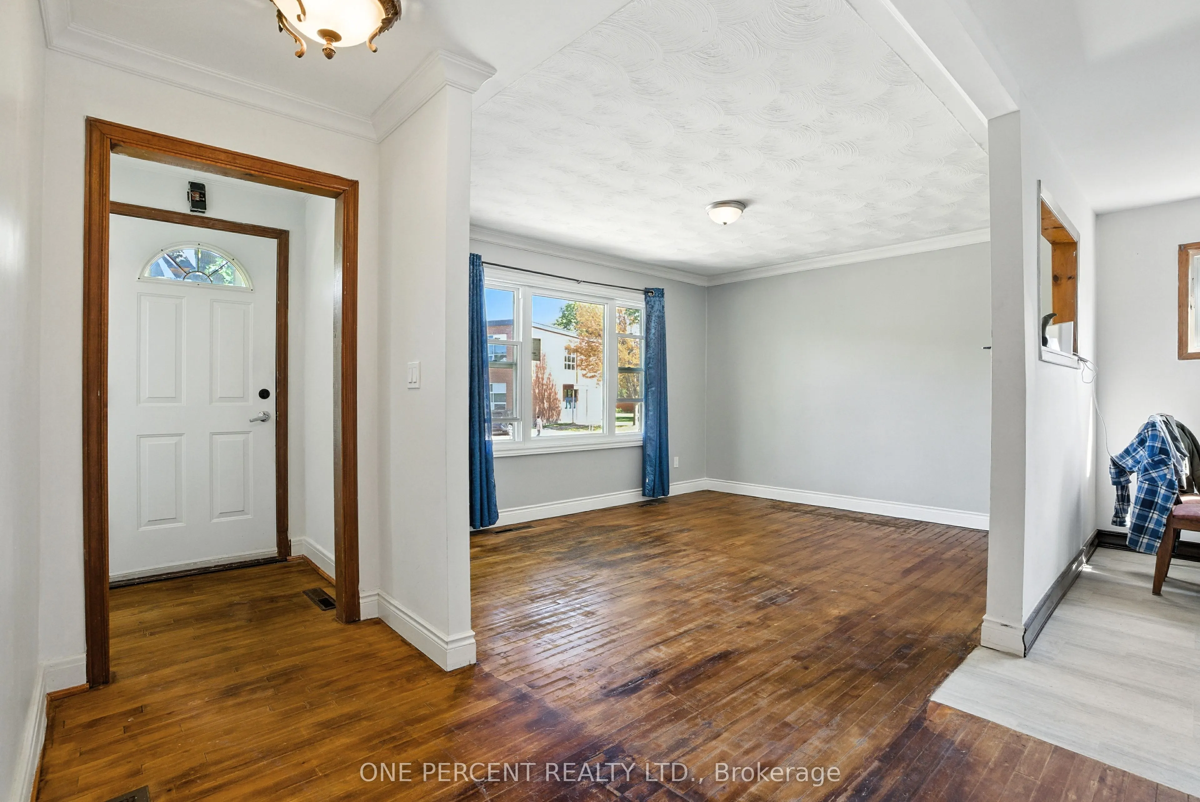 279 Anna Avenue W