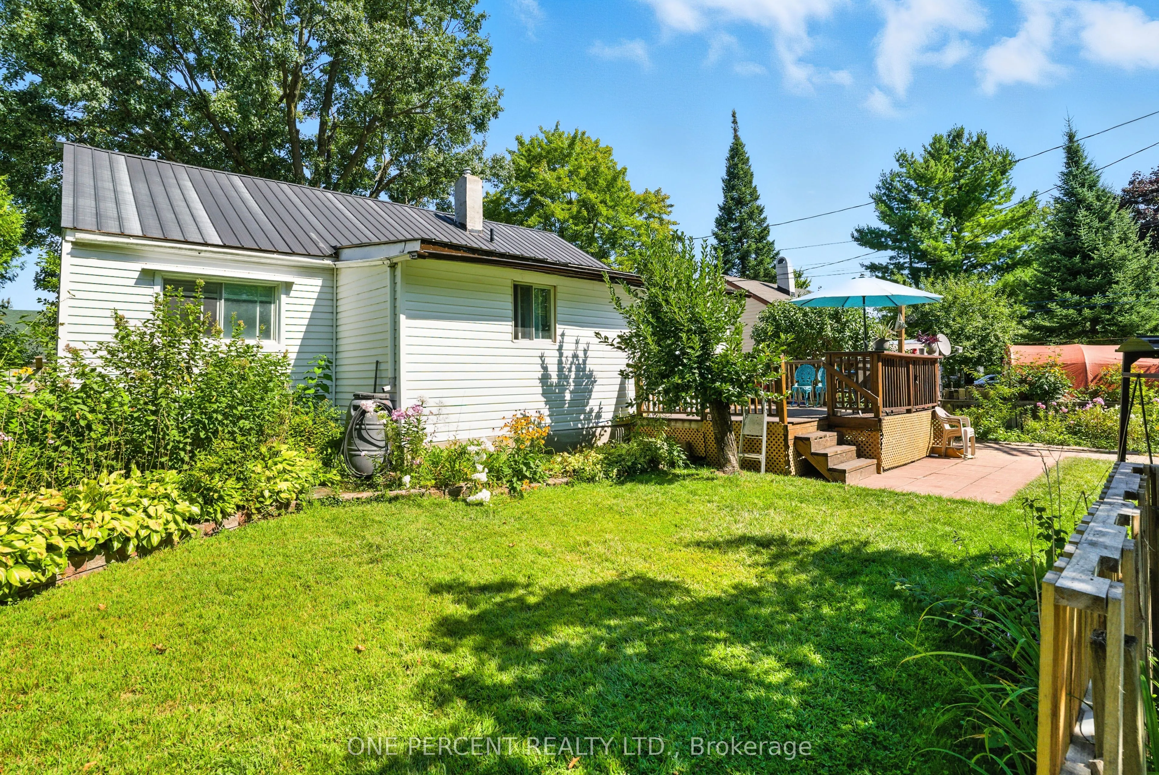 279 Anna Avenue W