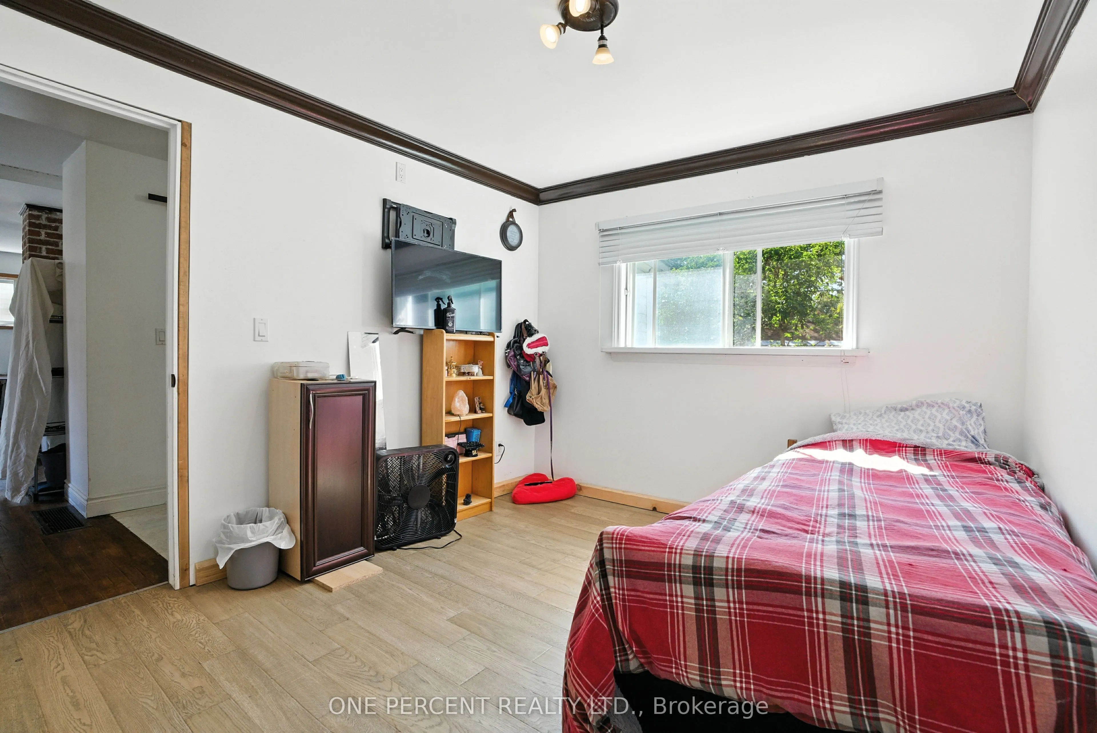 279 Anna Avenue W