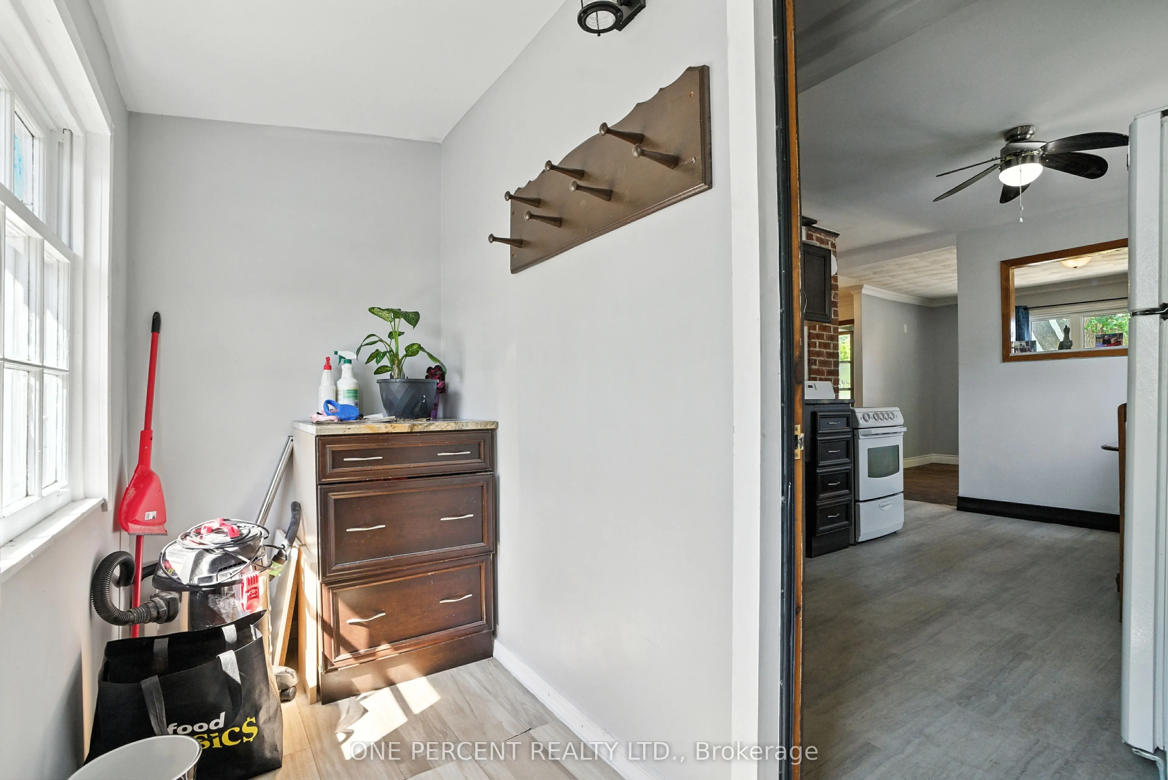 279 Anna Avenue W