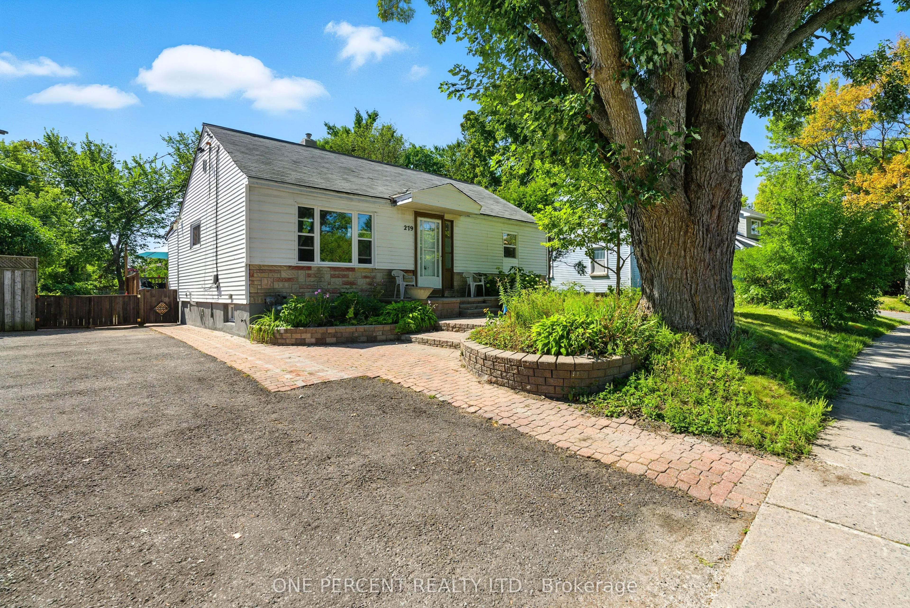 279 Anna Avenue W