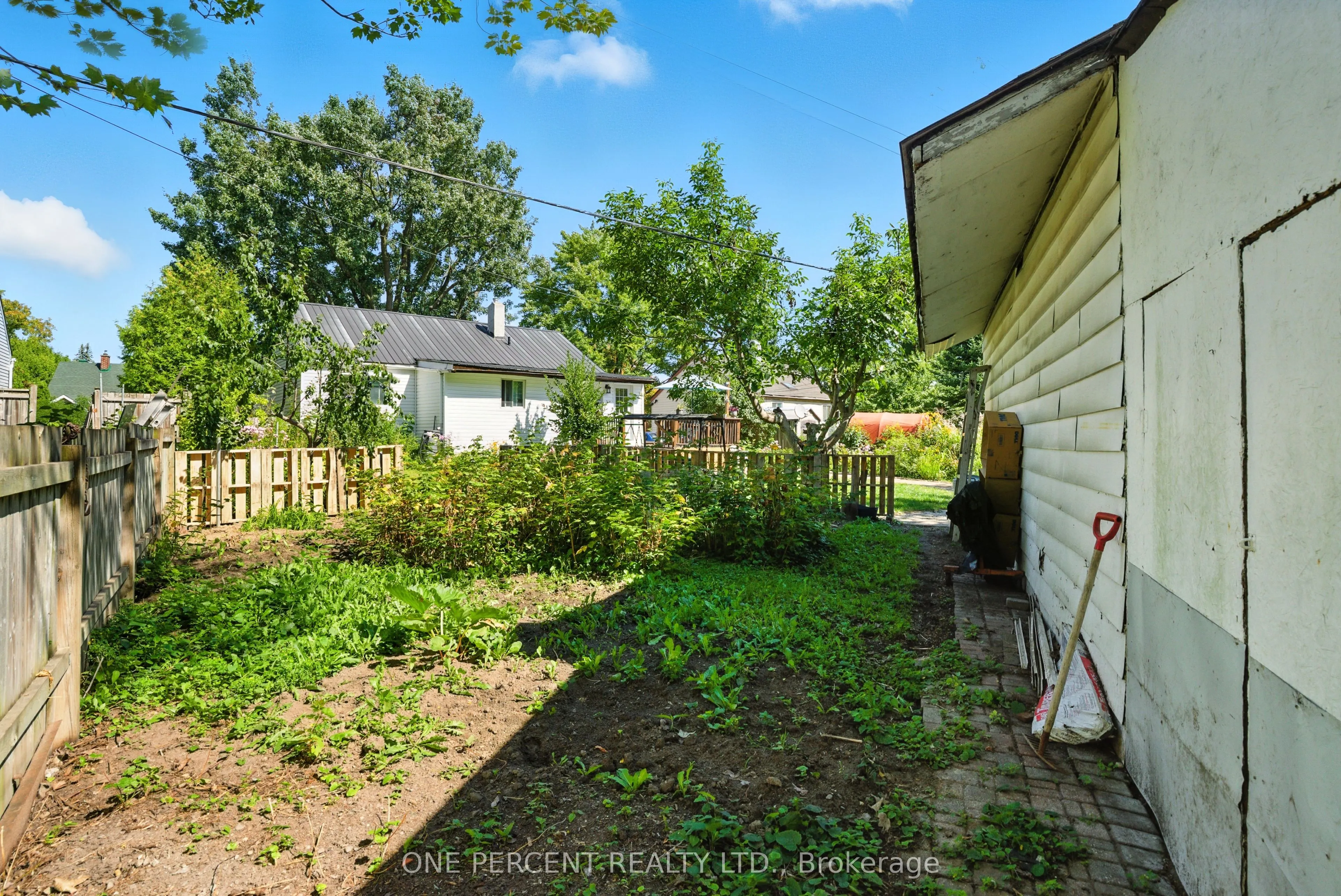 279 Anna Avenue W