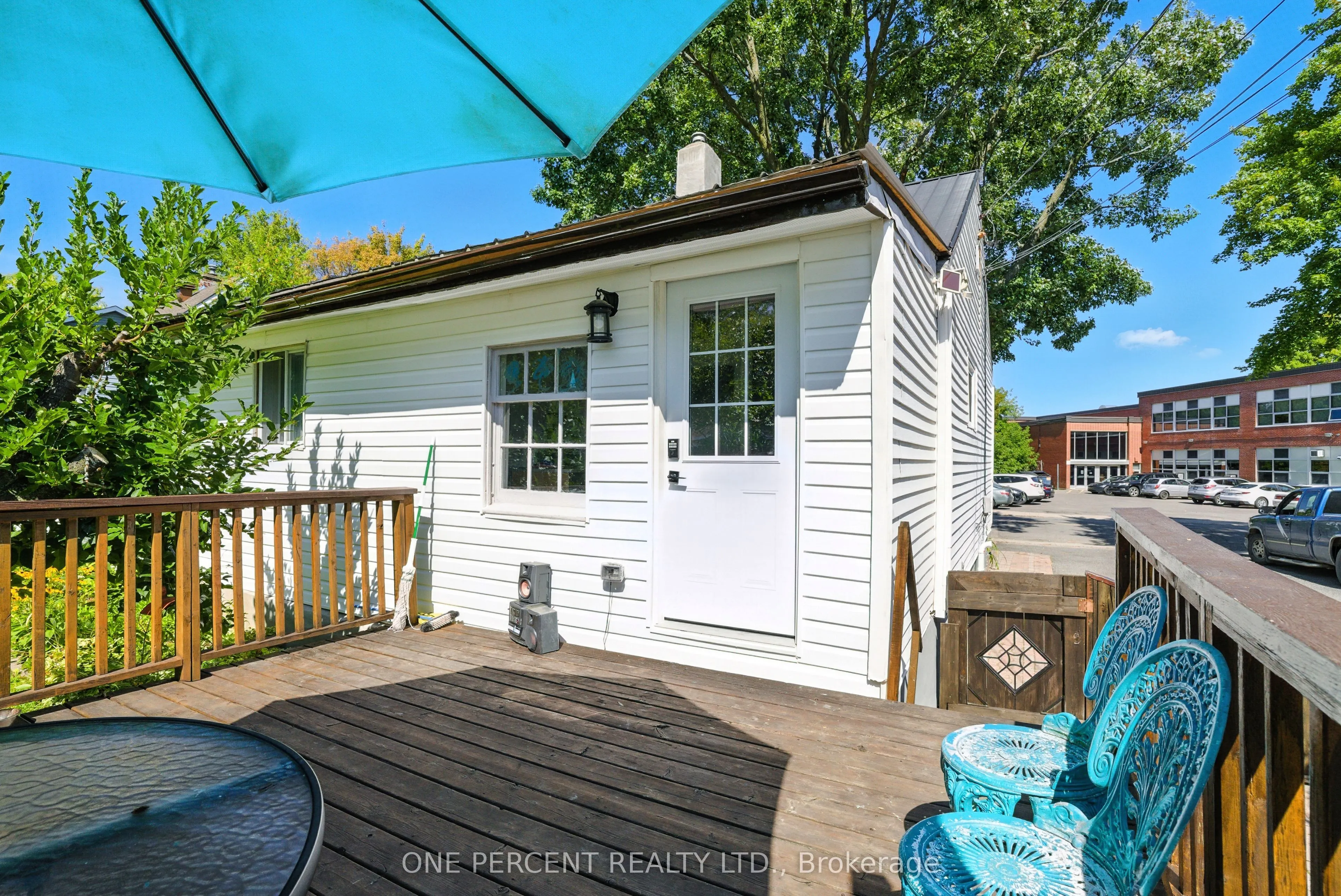 279 Anna Avenue W