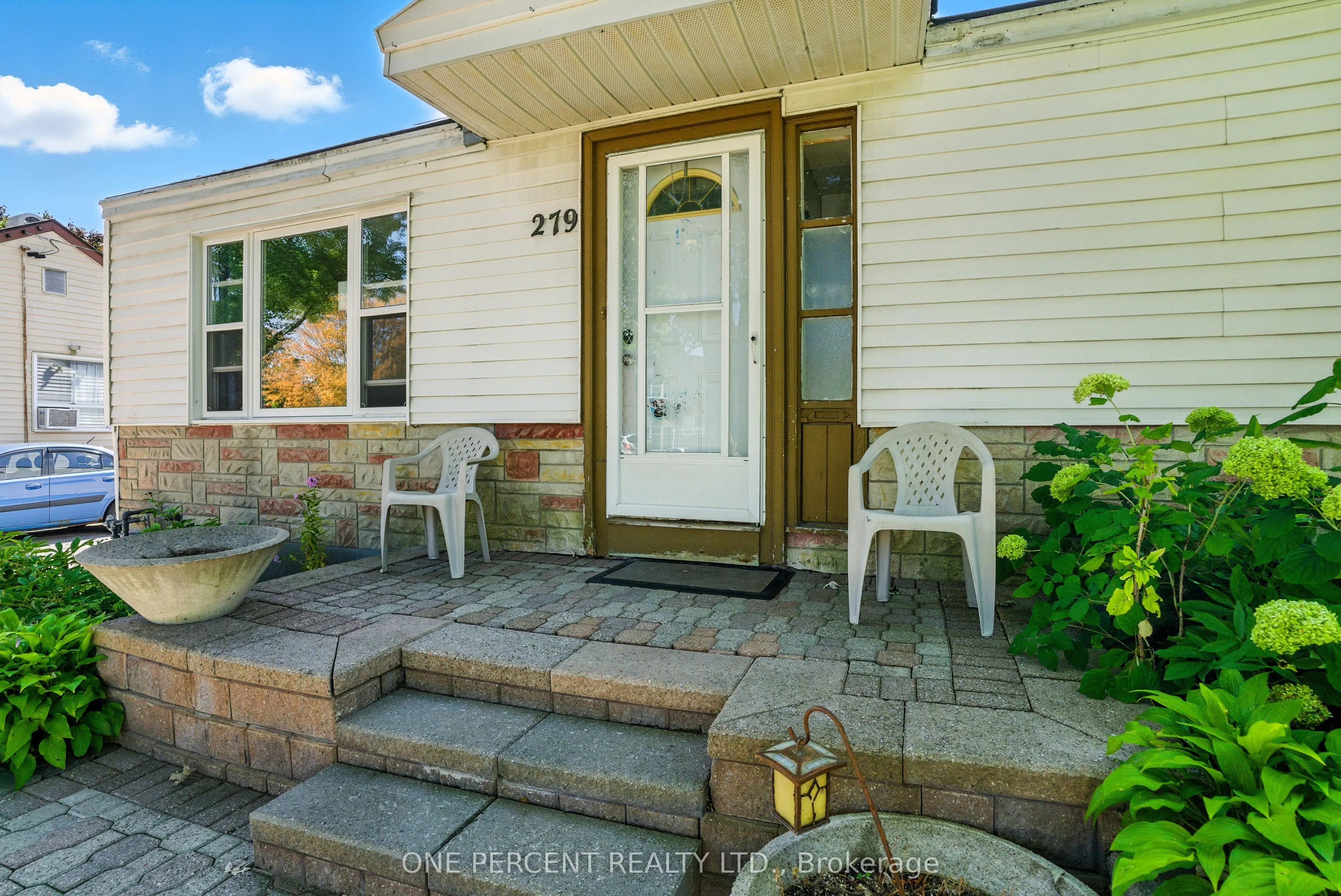 279 Anna Avenue W