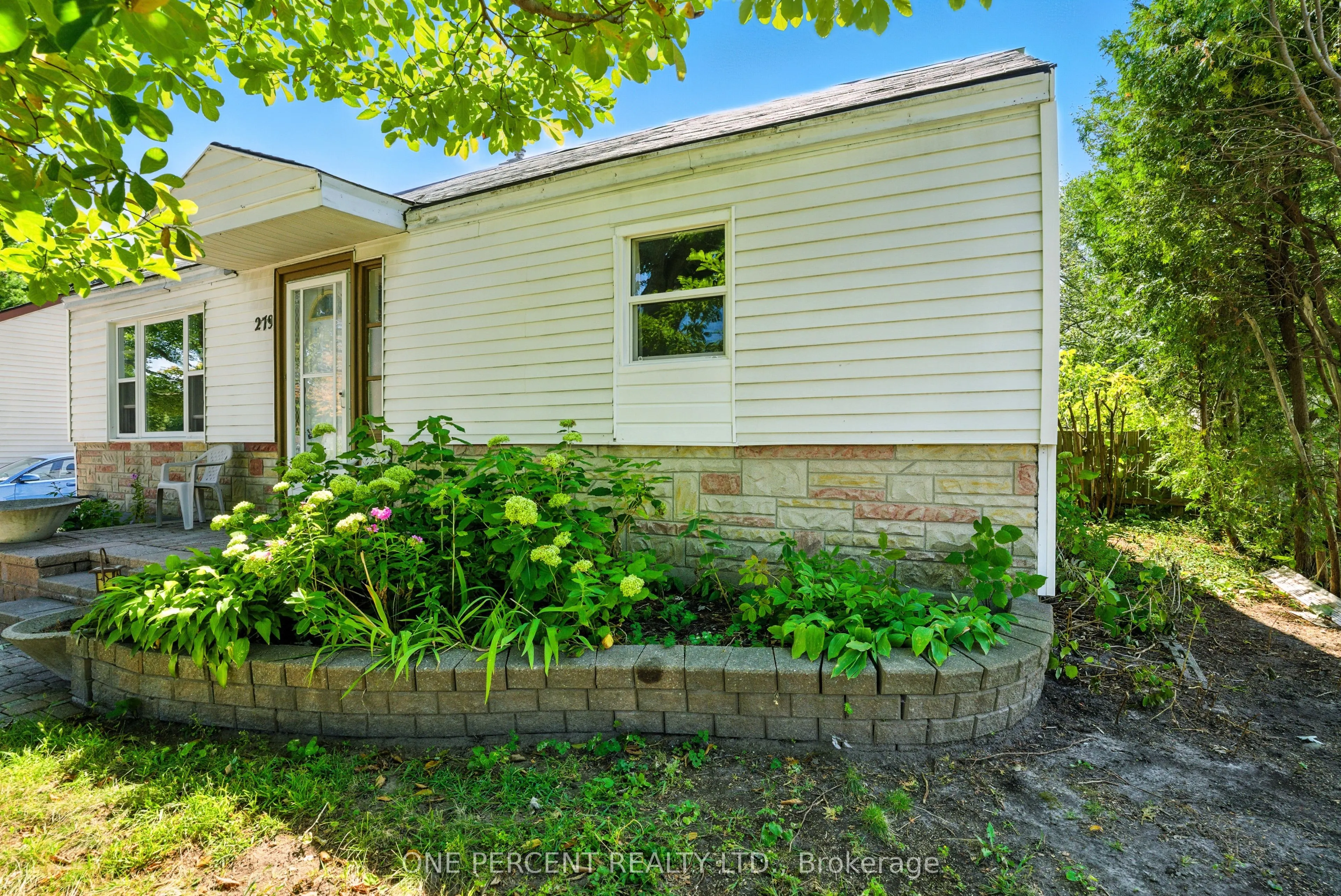 279 Anna Avenue W
