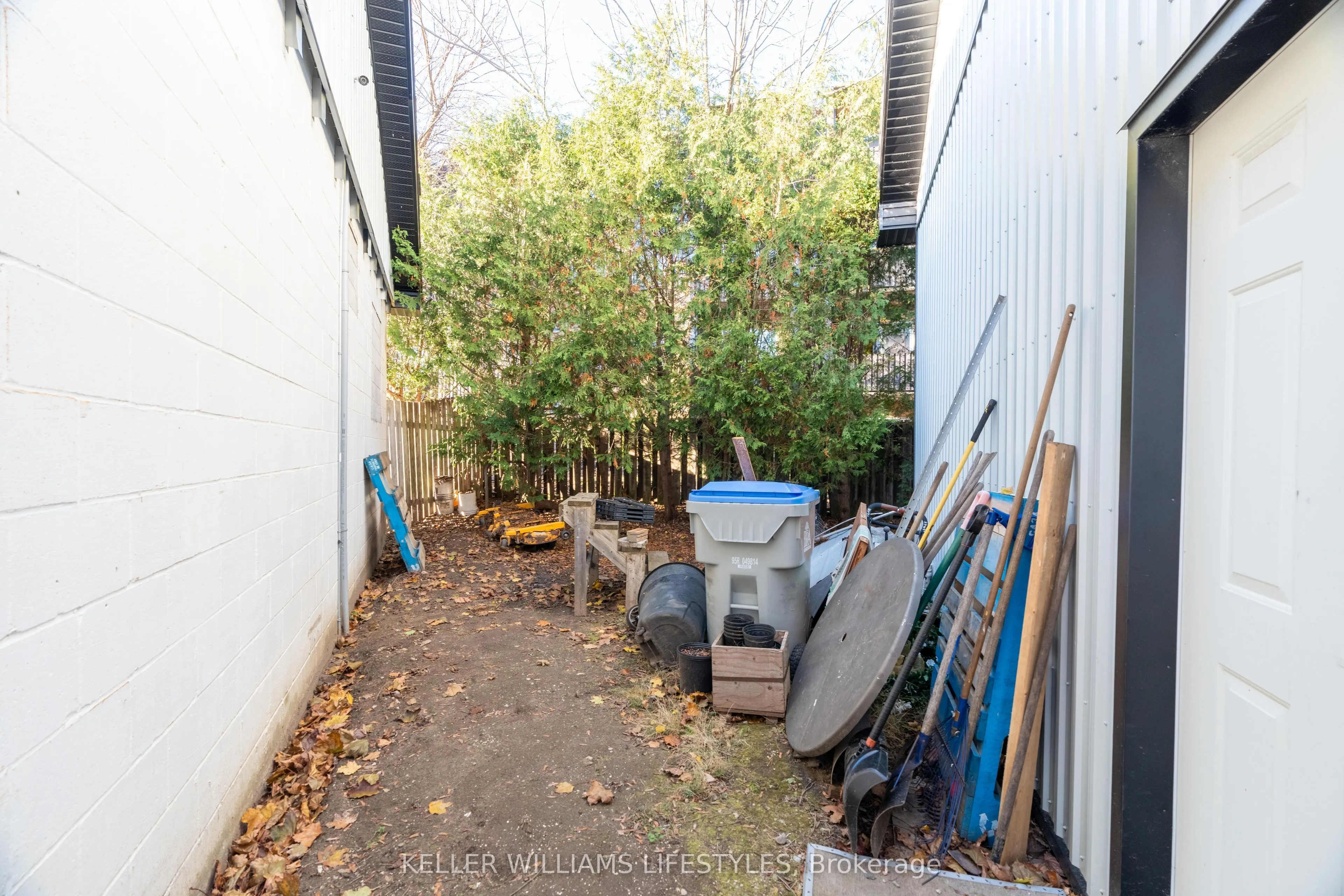 281 Metcalfe Street W