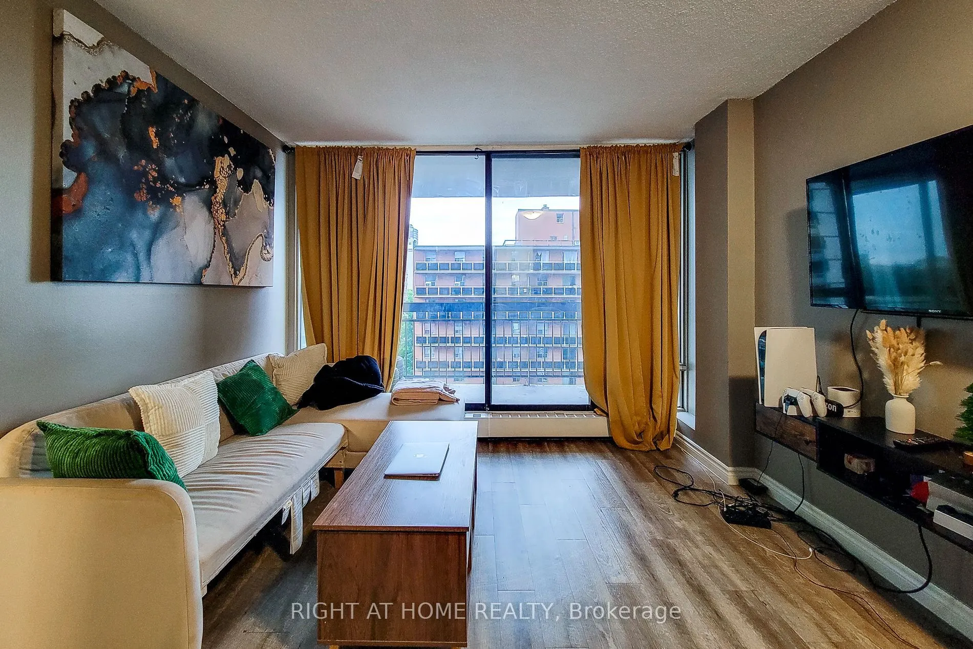 150 Charlton Avenue E, #601