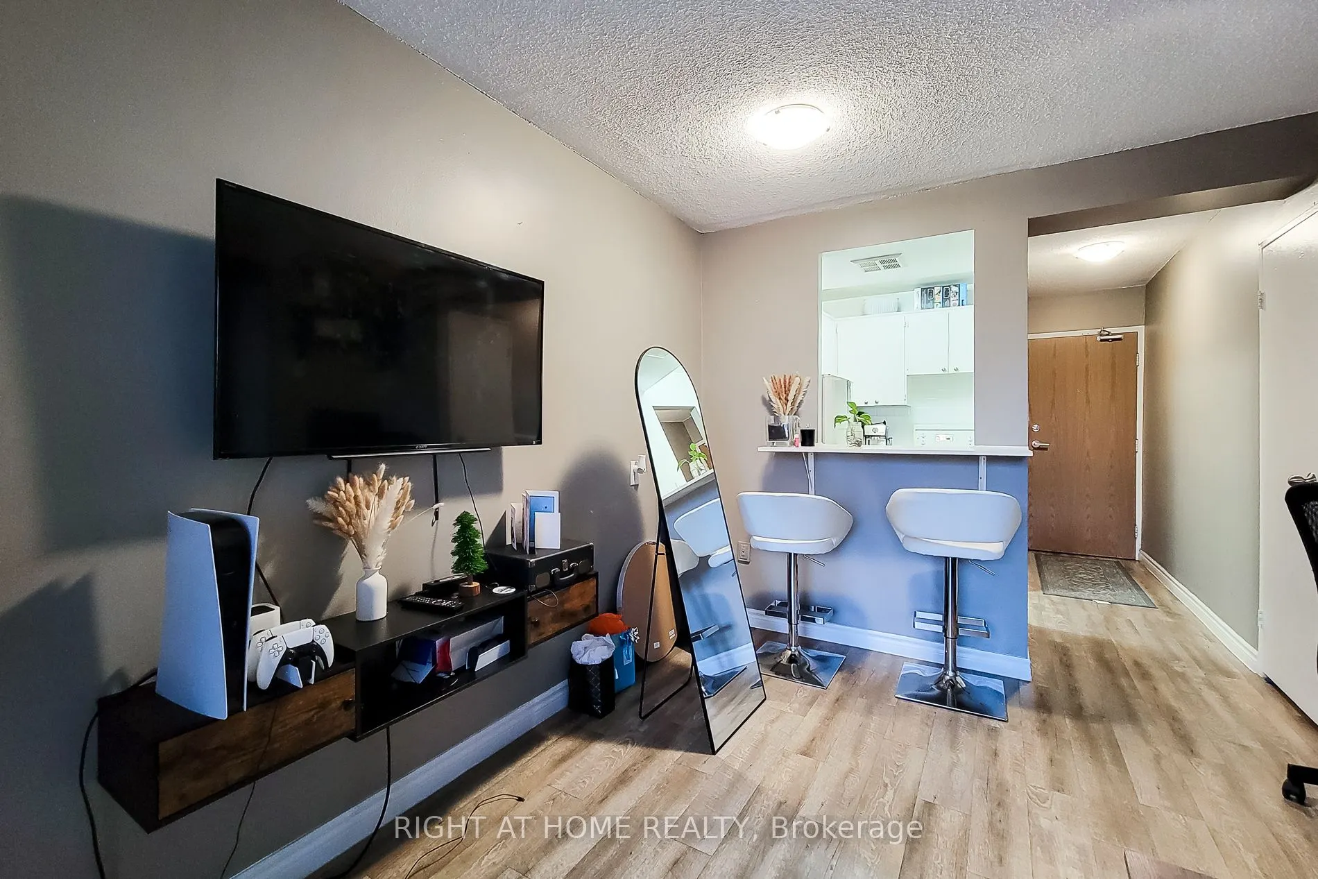 150 Charlton Avenue E, #601