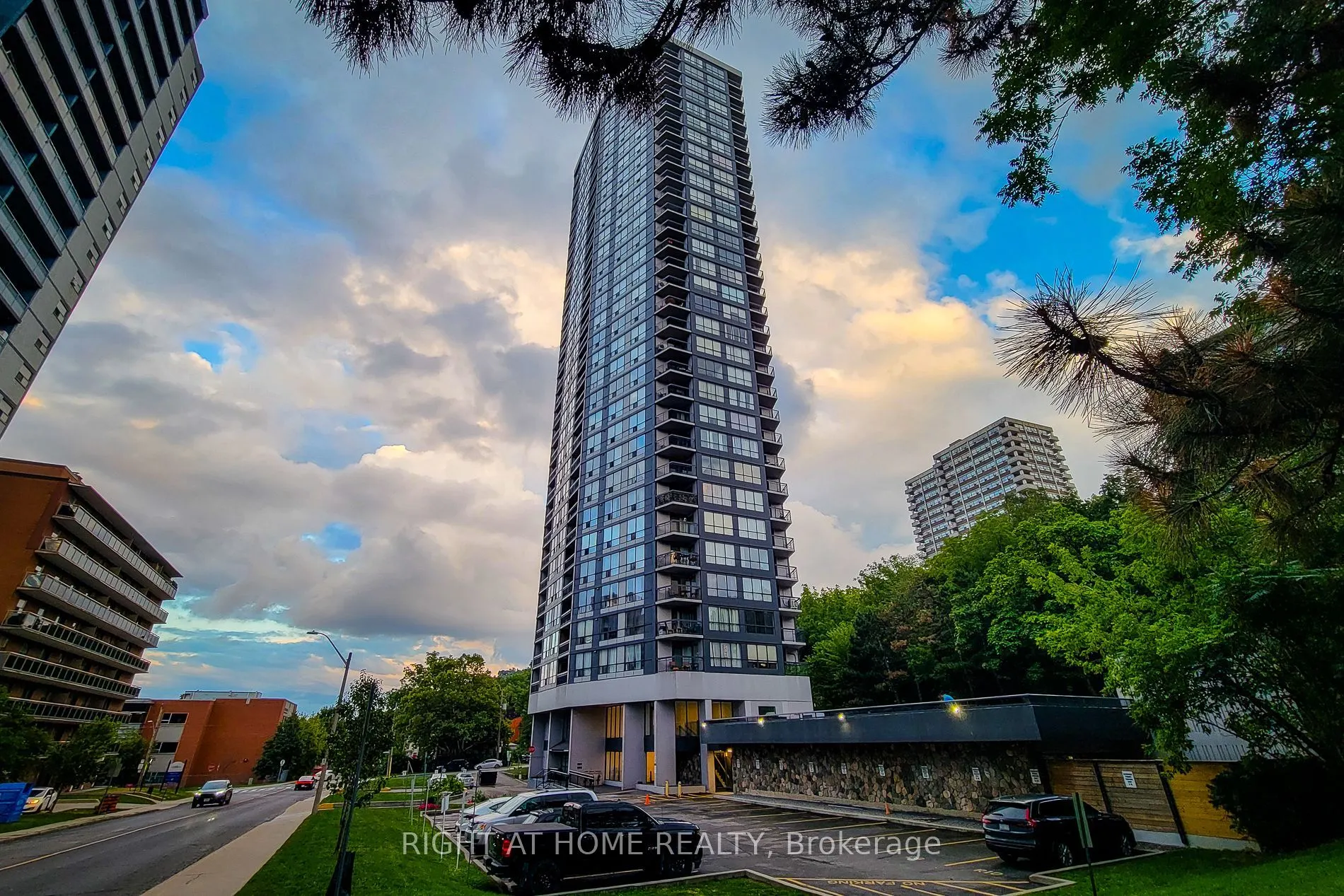 150 Charlton Avenue E, #601