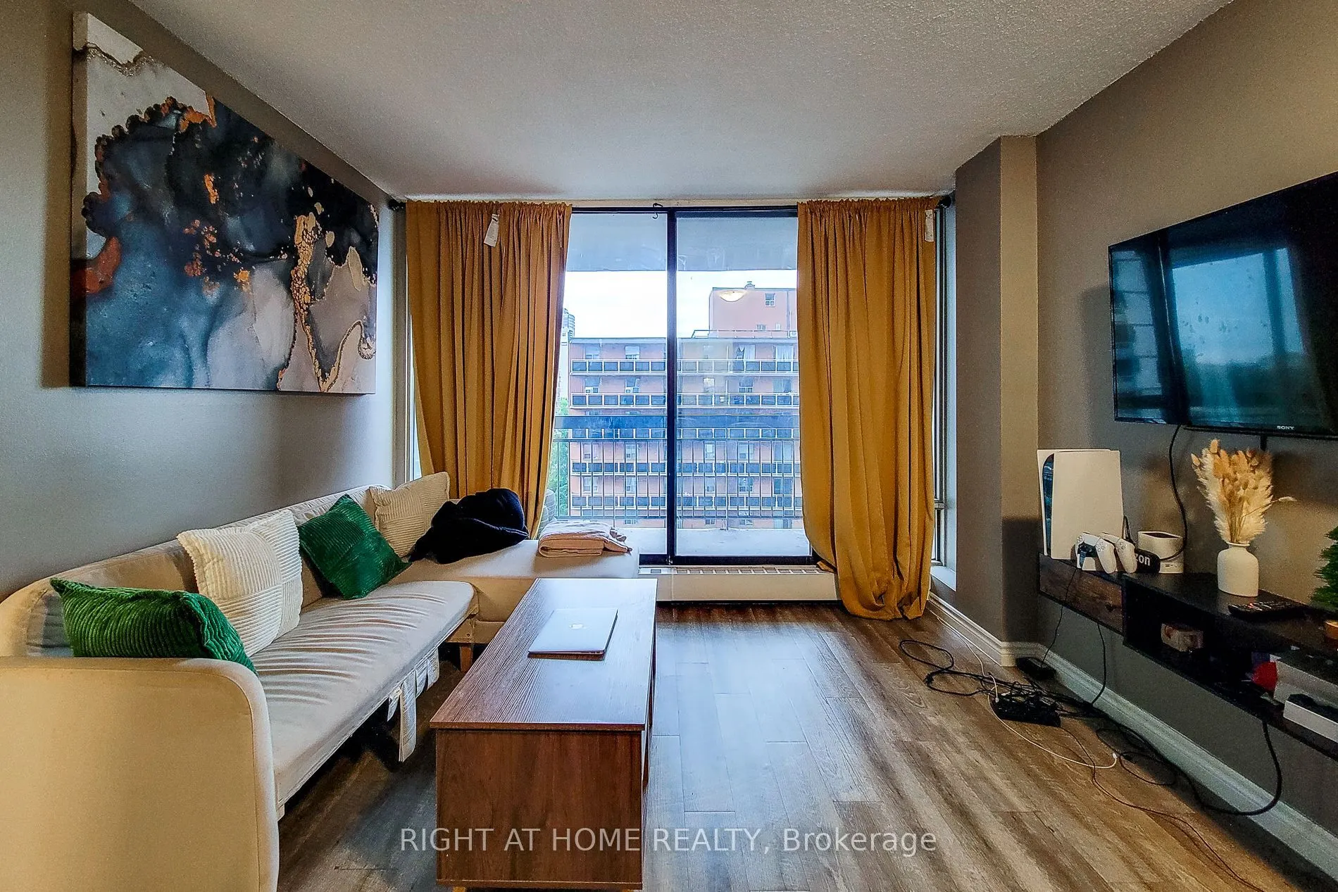 150 Charlton Avenue E, #601