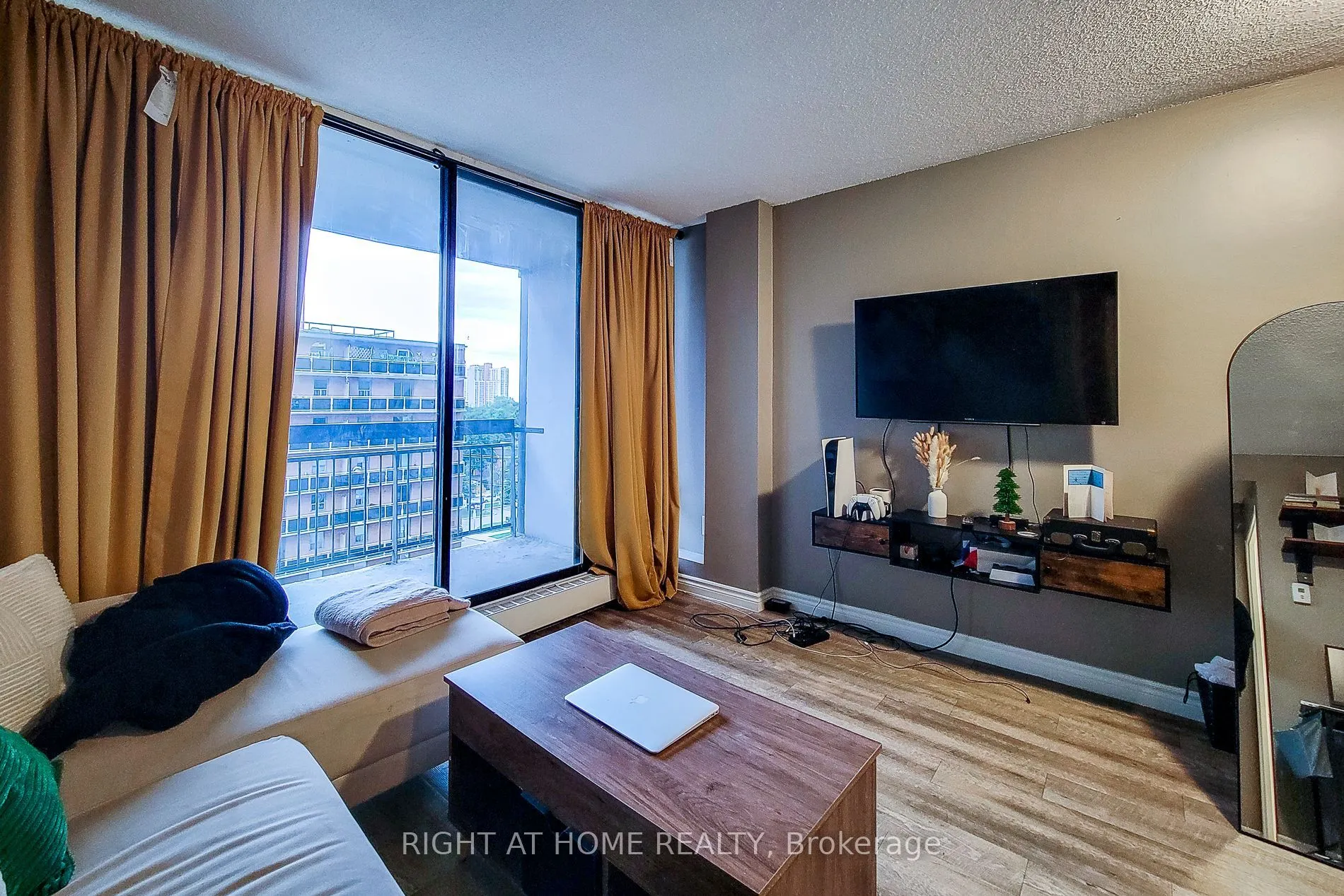 150 Charlton Avenue E, #601