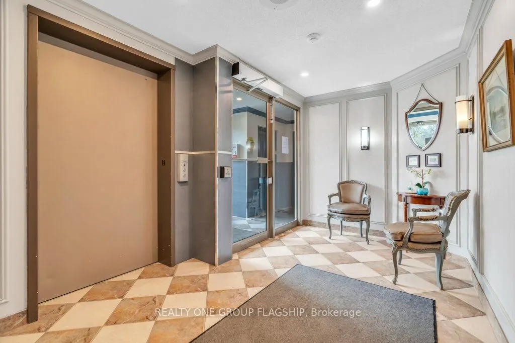 245 queen Street W, #202