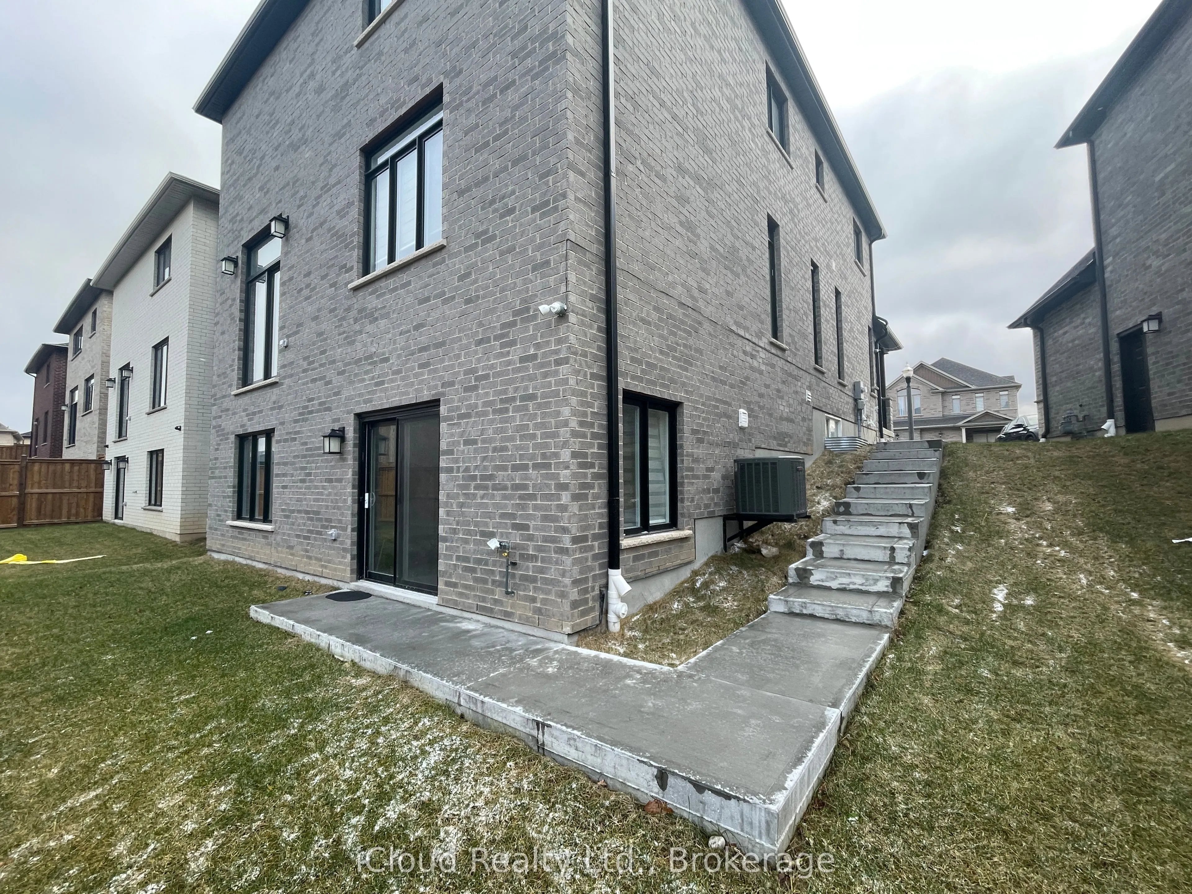 27 Hollybrook Trail, #Lower