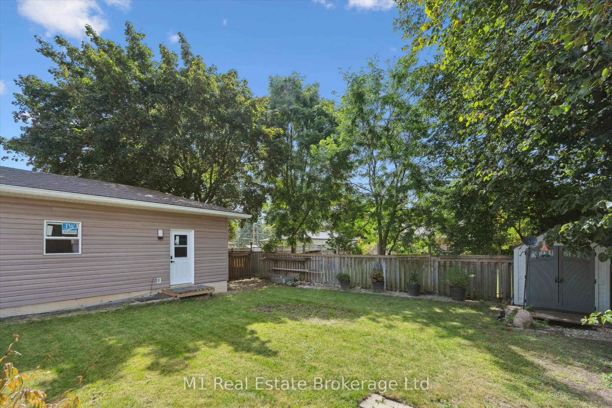 16 Hastings Boulevard