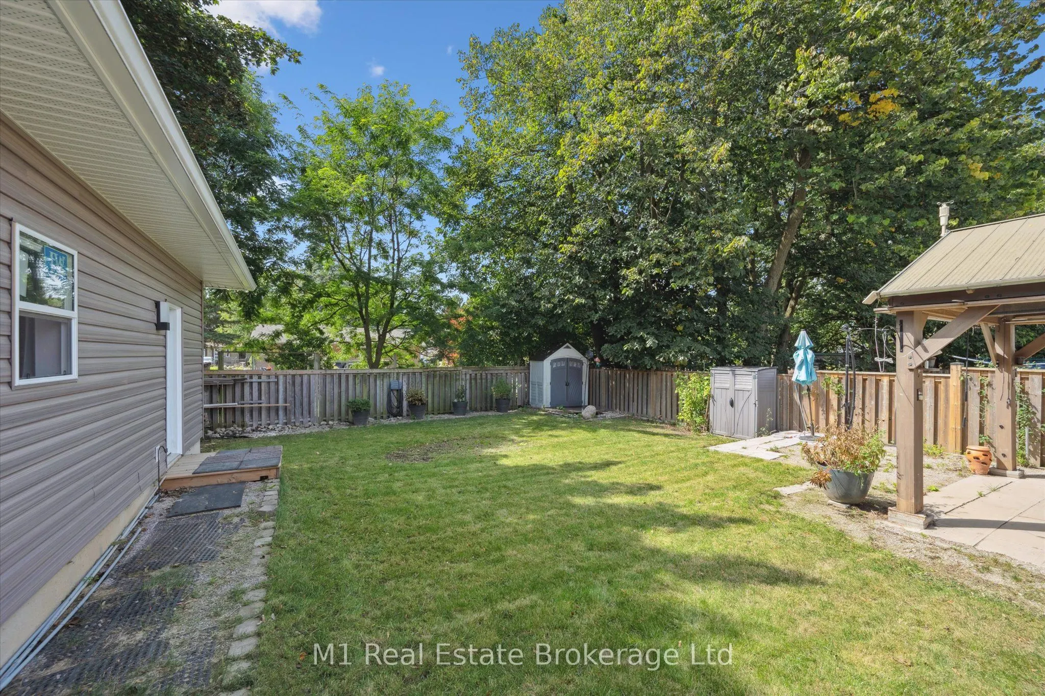 16 Hastings Boulevard