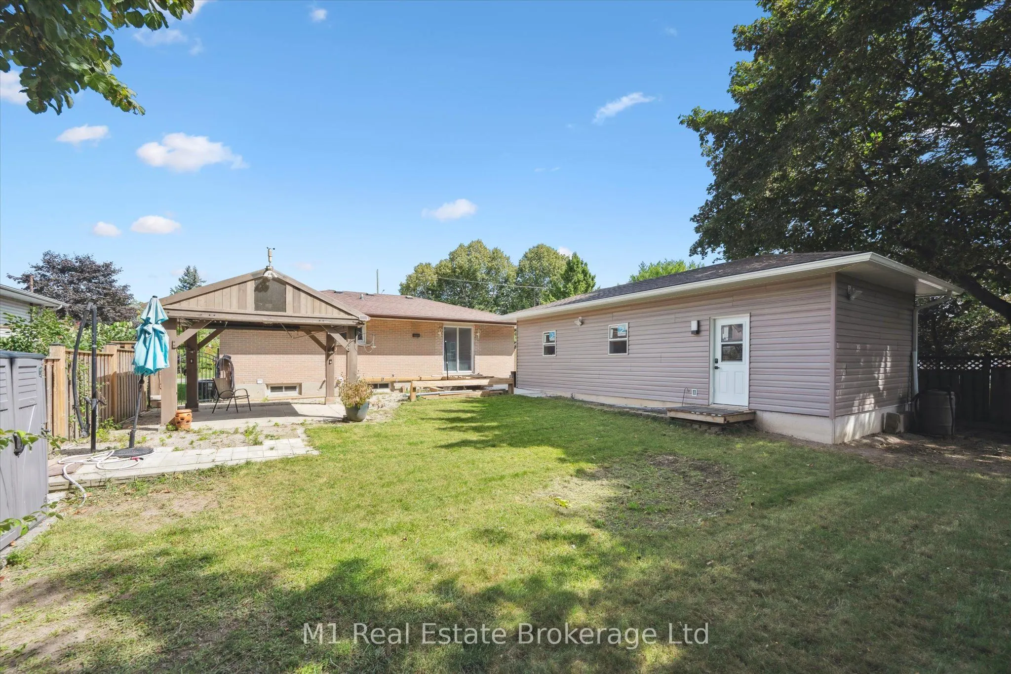16 Hastings Boulevard