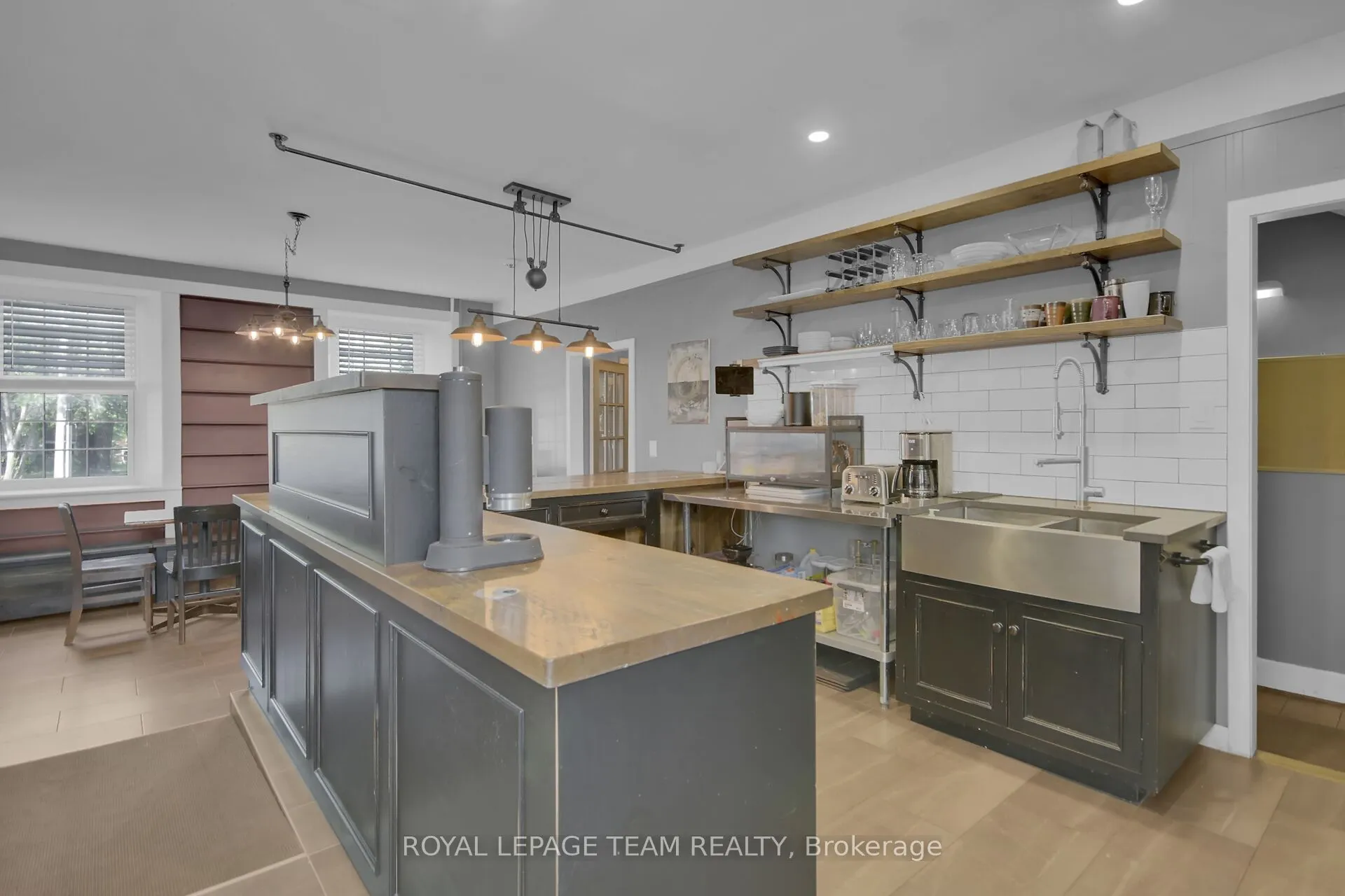 6 Spencer Street S