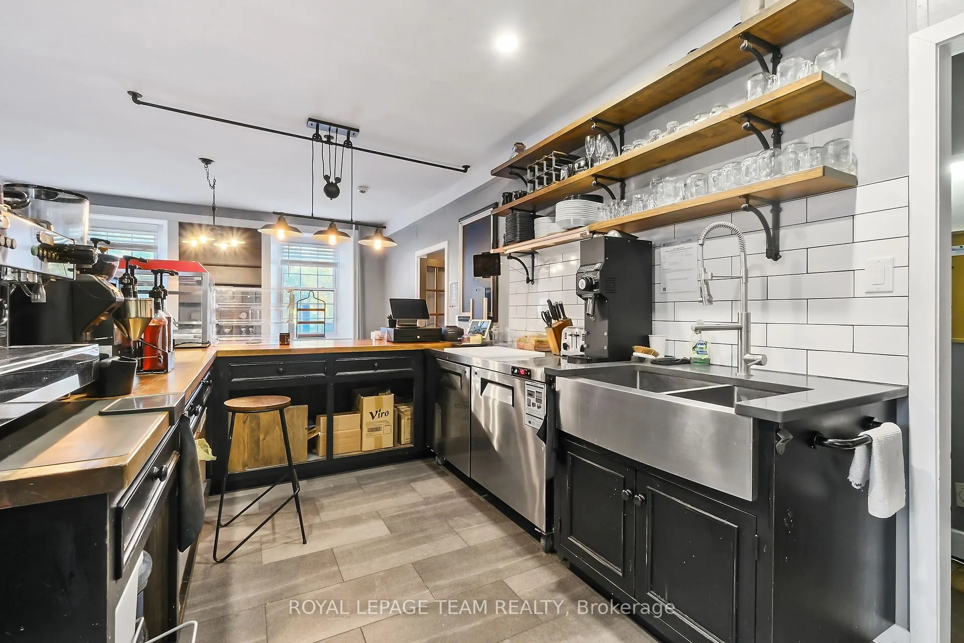 6 Spencer Street S