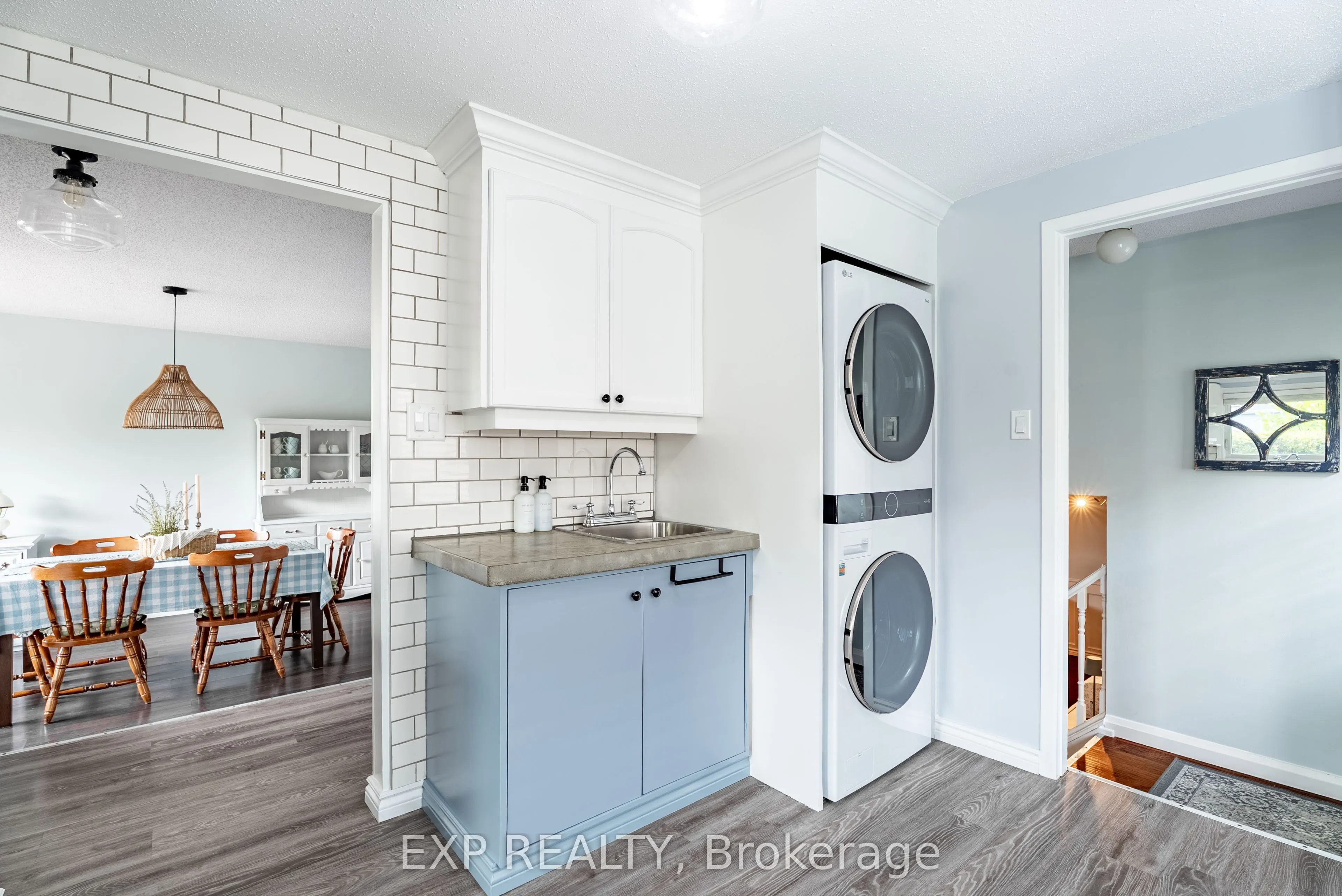 10 Stonehenge Place
