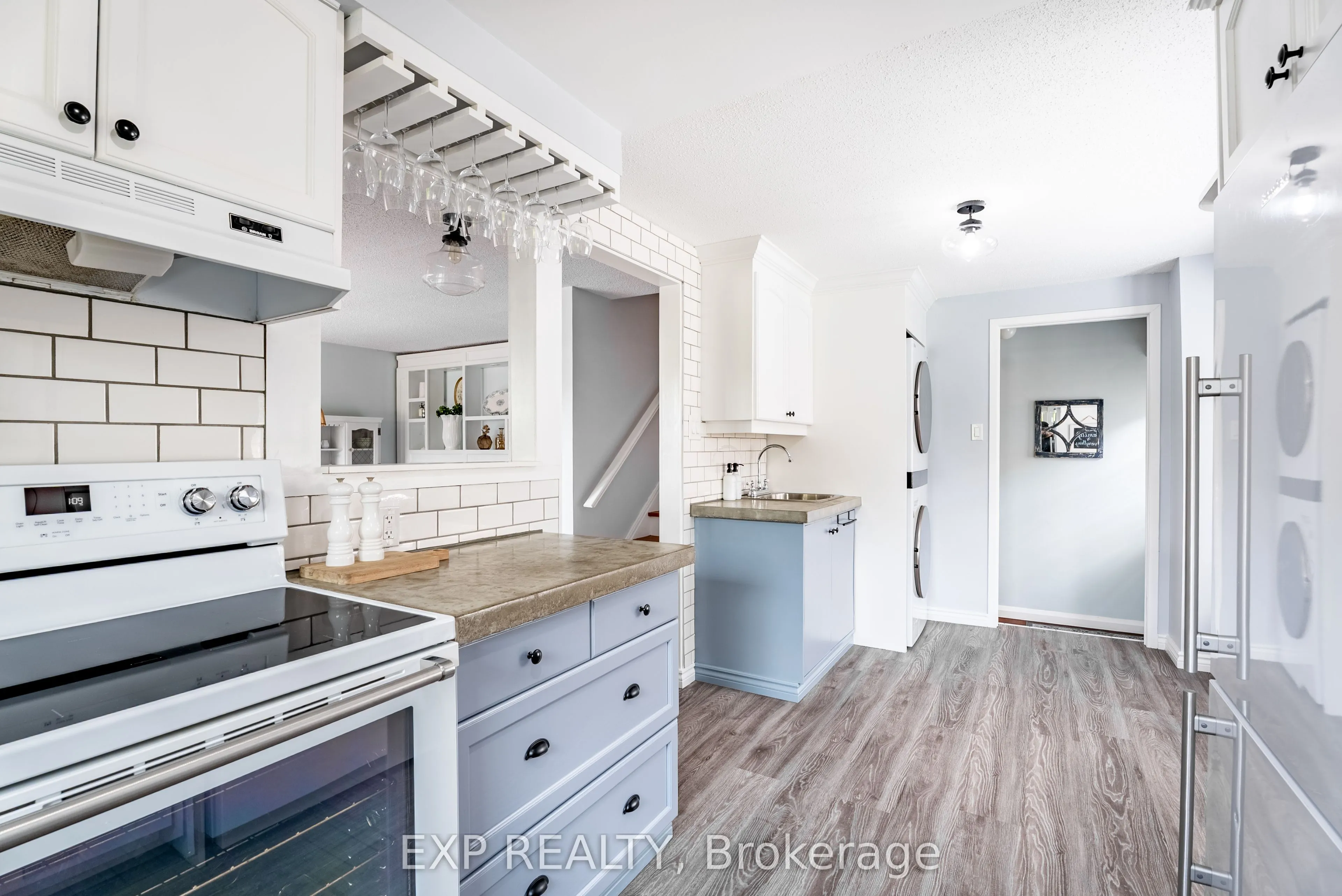 10 Stonehenge Place