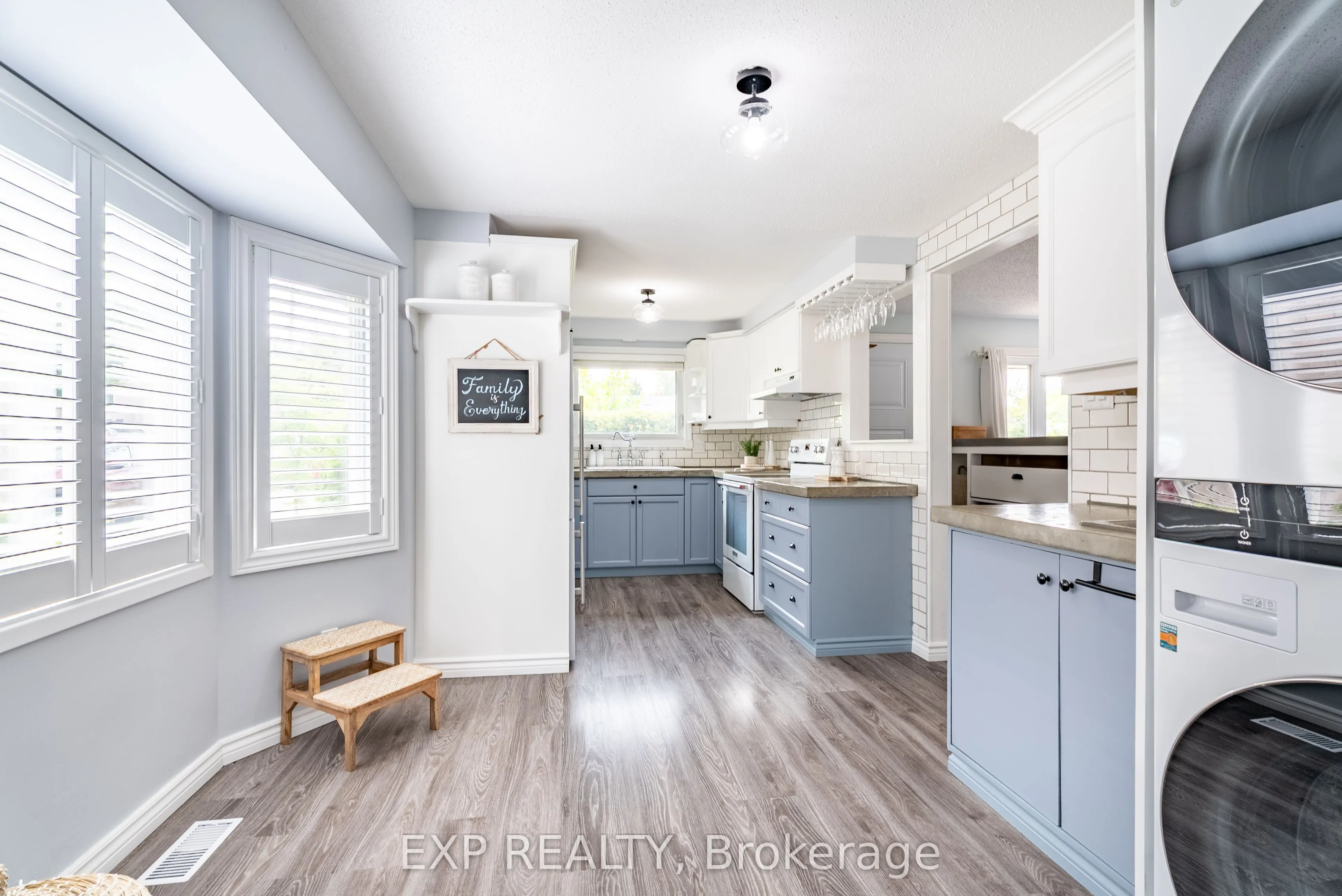 10 Stonehenge Place