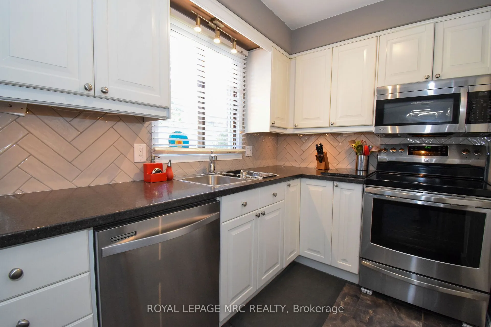23 GREYSTONE Crescent