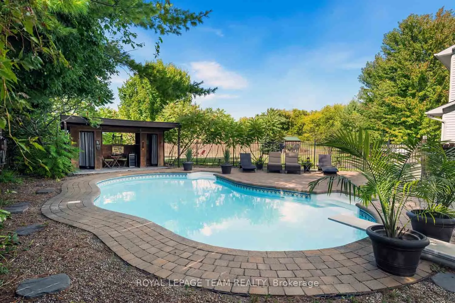 1271 COLLIER Crescent
